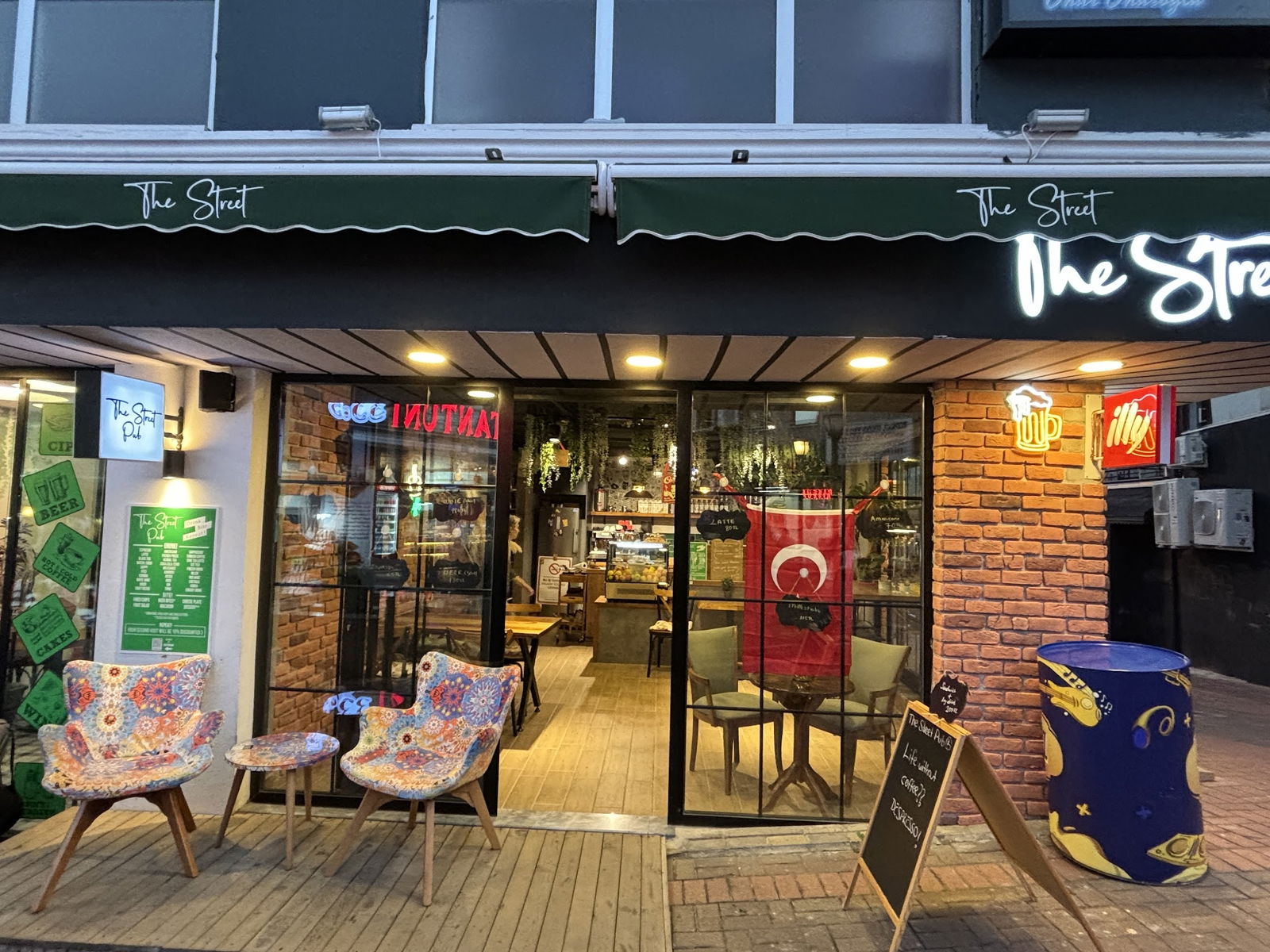 The Street Cafe & Pub (Sisters)