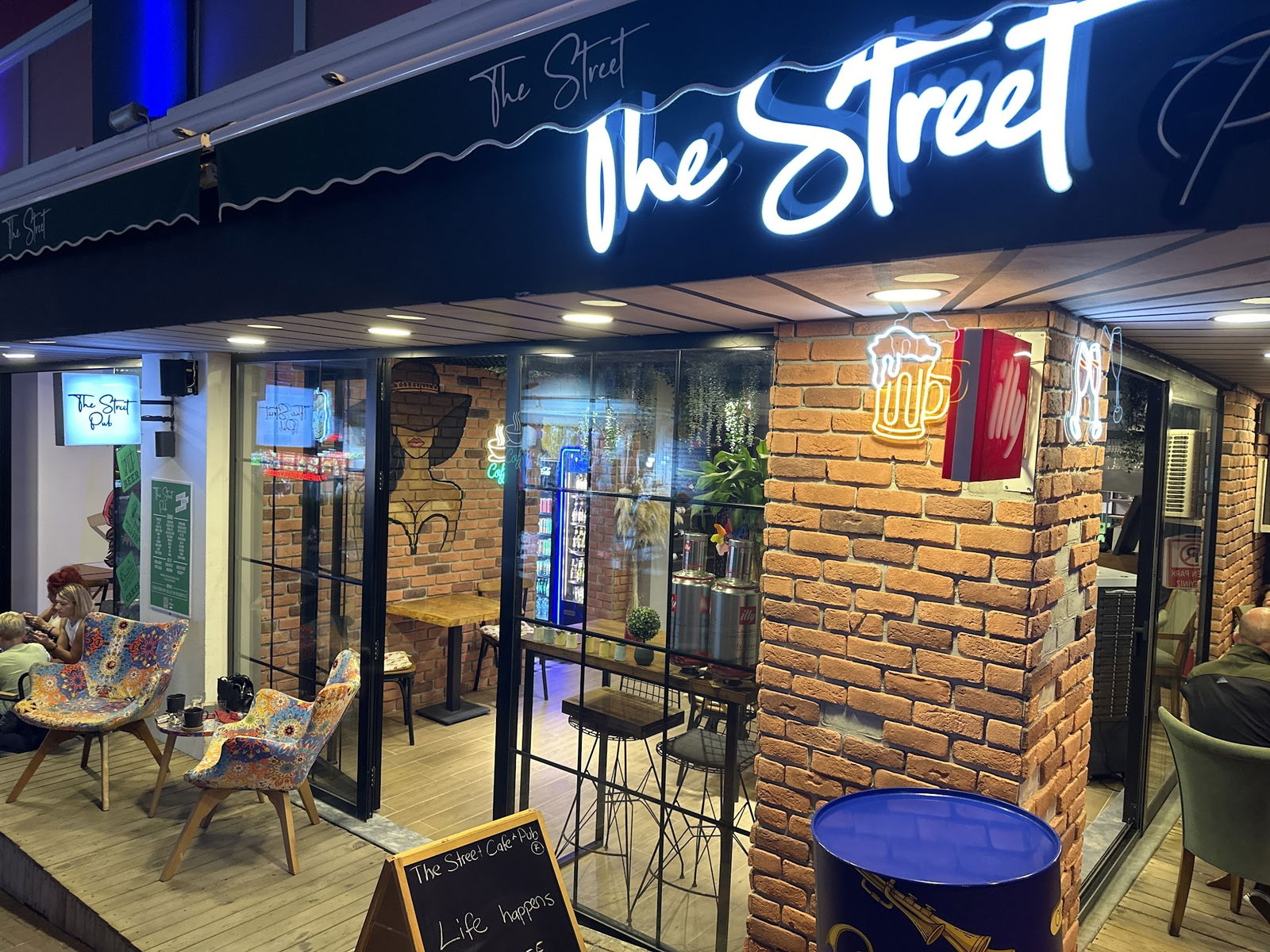The Street Cafe & Pub (Sisters)