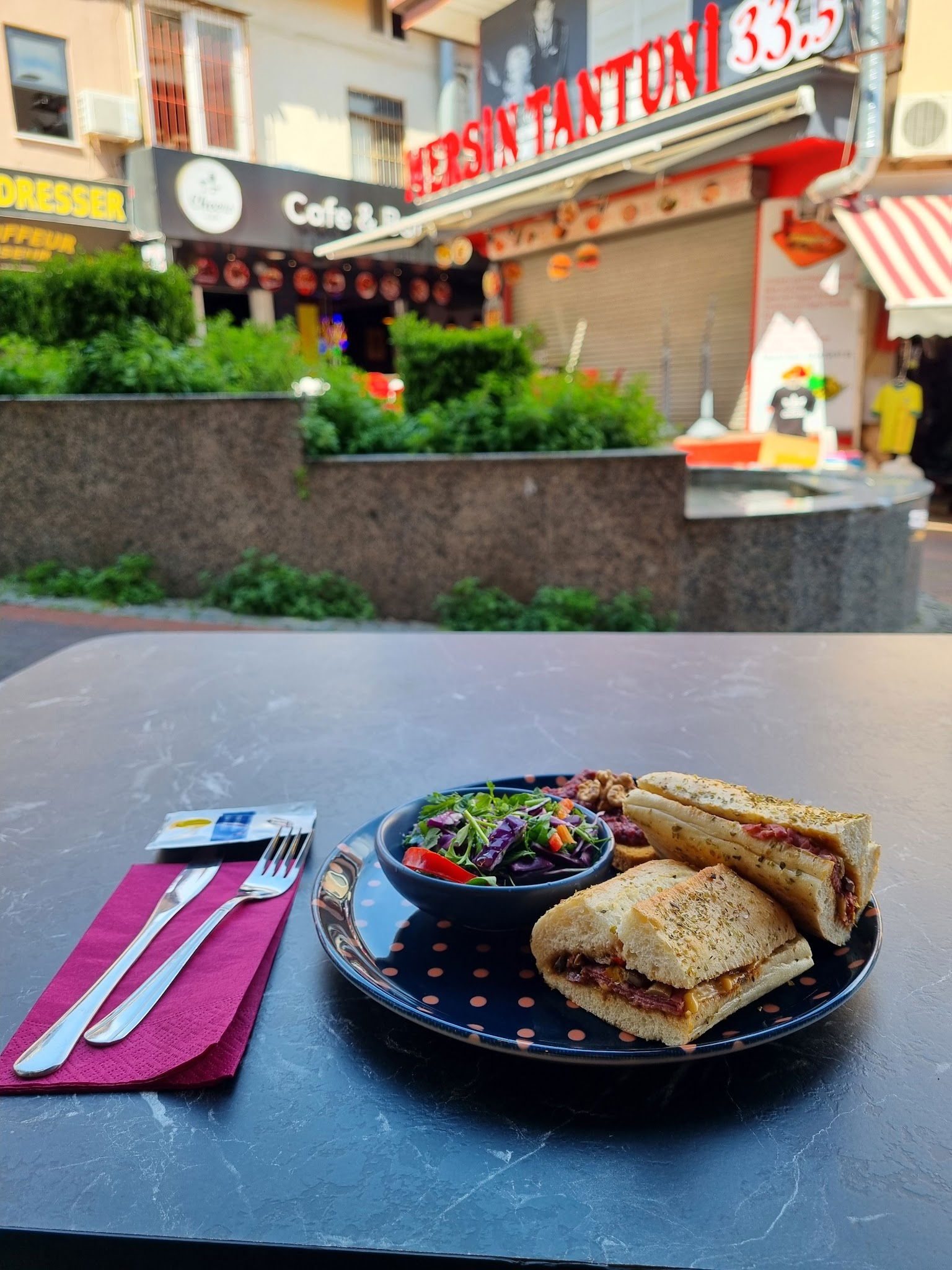 The Street Cafe & Pub (Sisters)