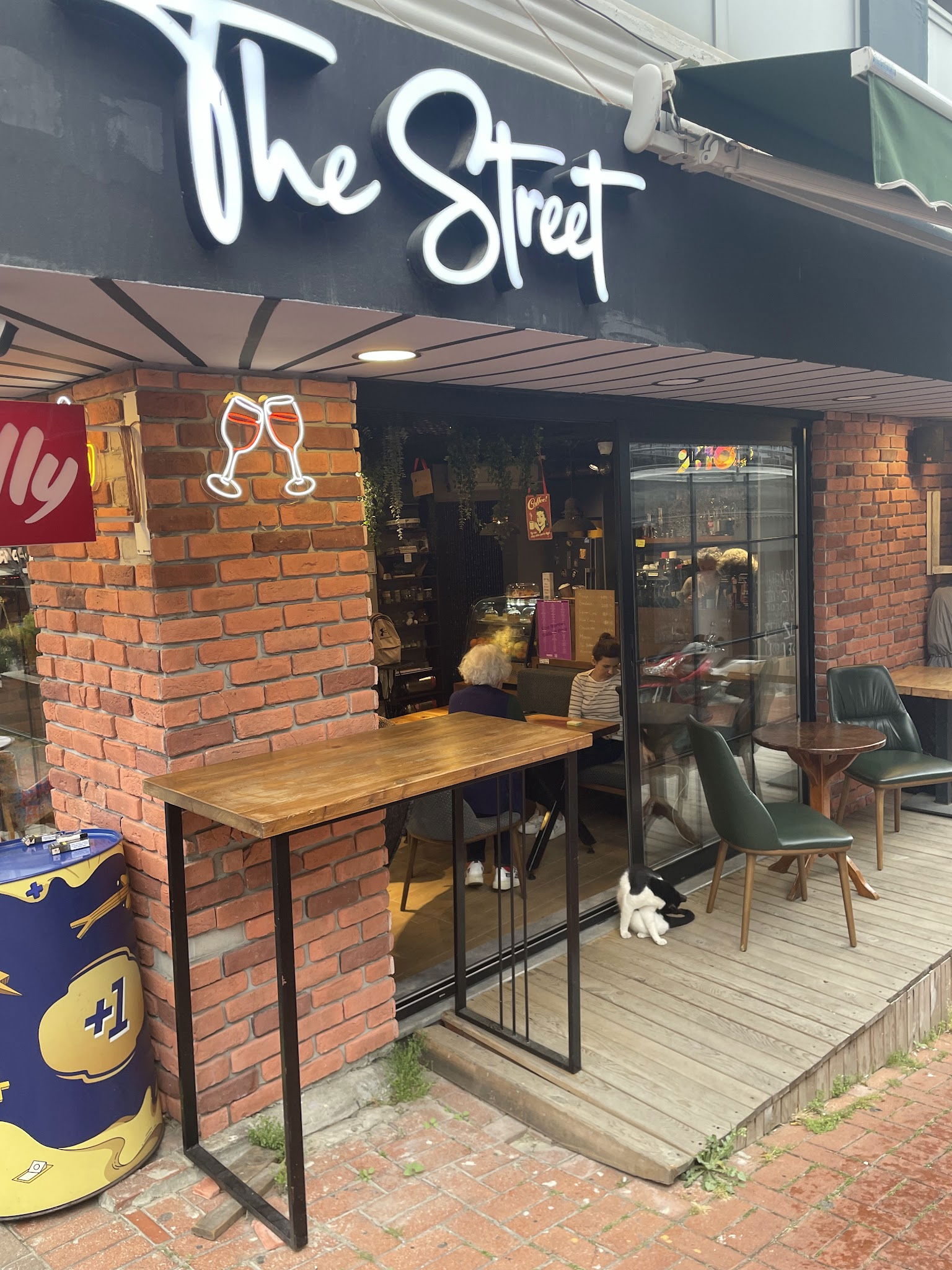 The Street Cafe & Pub (Sisters)