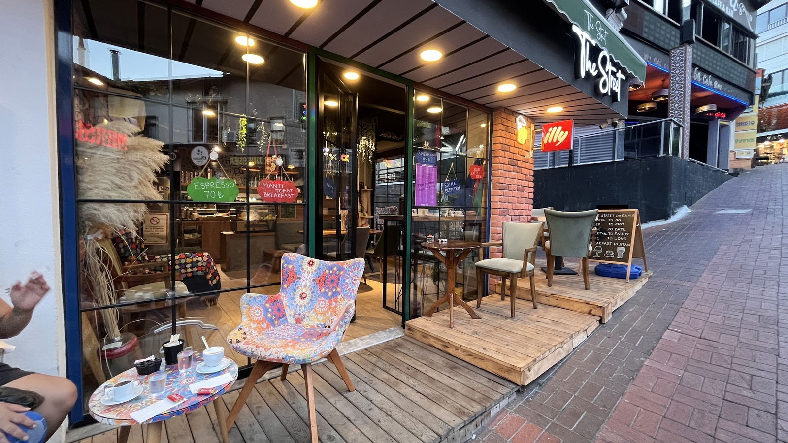 The Street Cafe & Pub (Sisters)