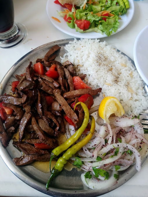 Bol Kepçe Yemek Salonu