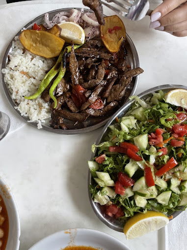 Bol Kepçe Yemek Salonu