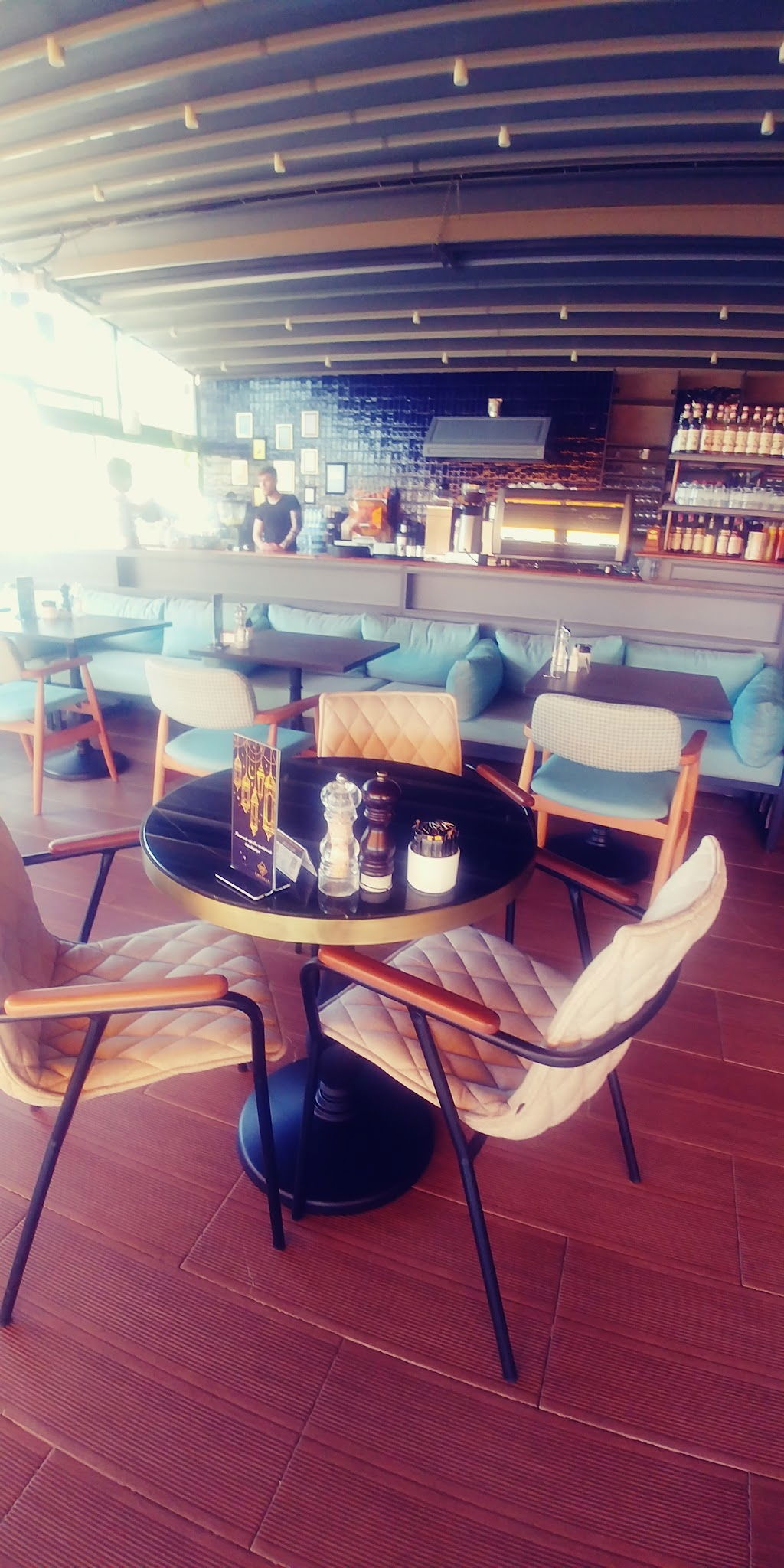 Lazilla Cafe & Restaurant