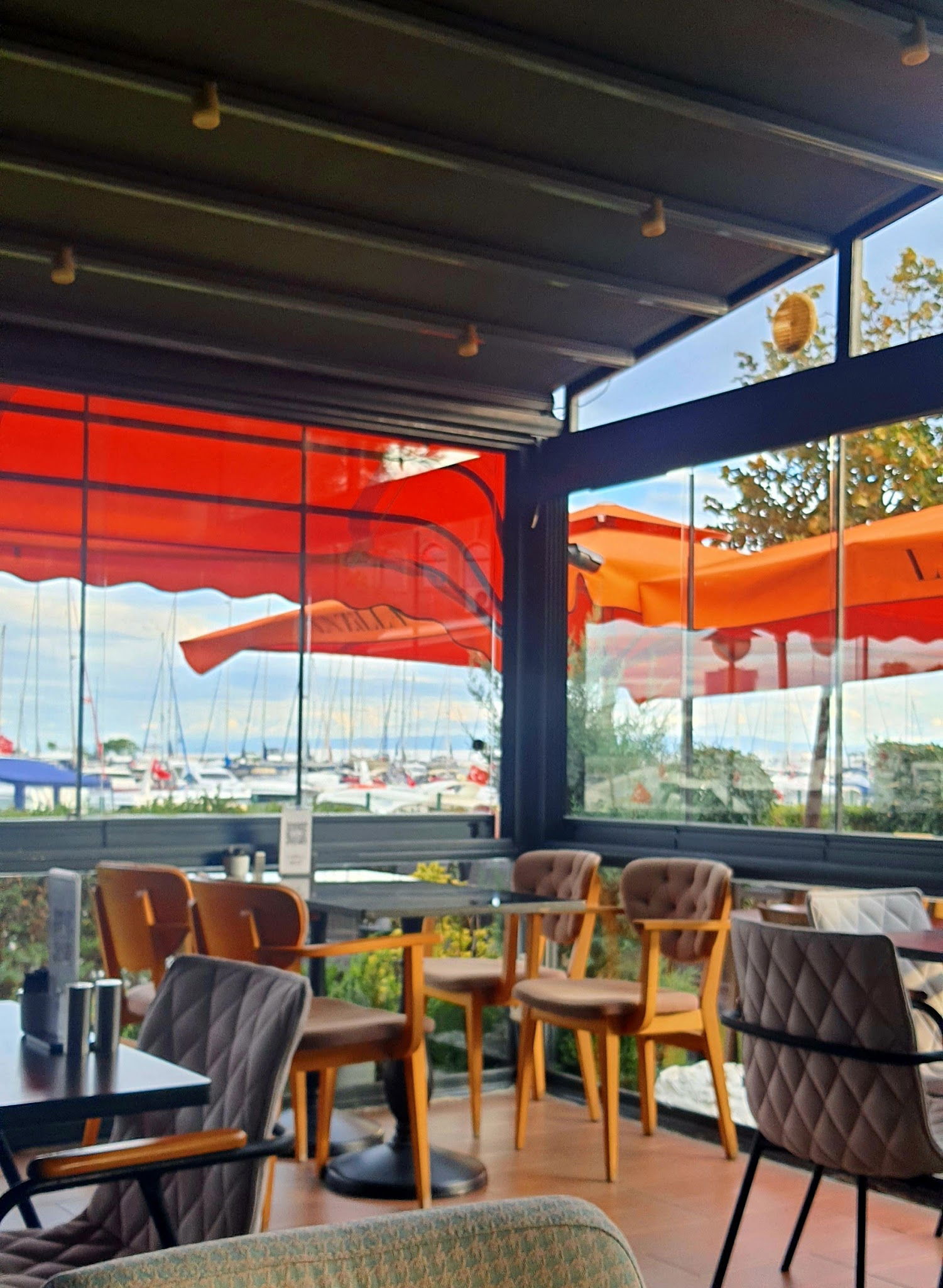 Lazilla Cafe & Restaurant