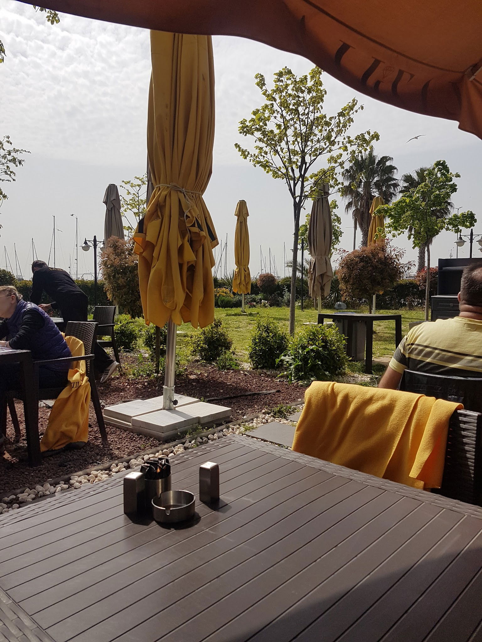 Lazilla Cafe & Restaurant