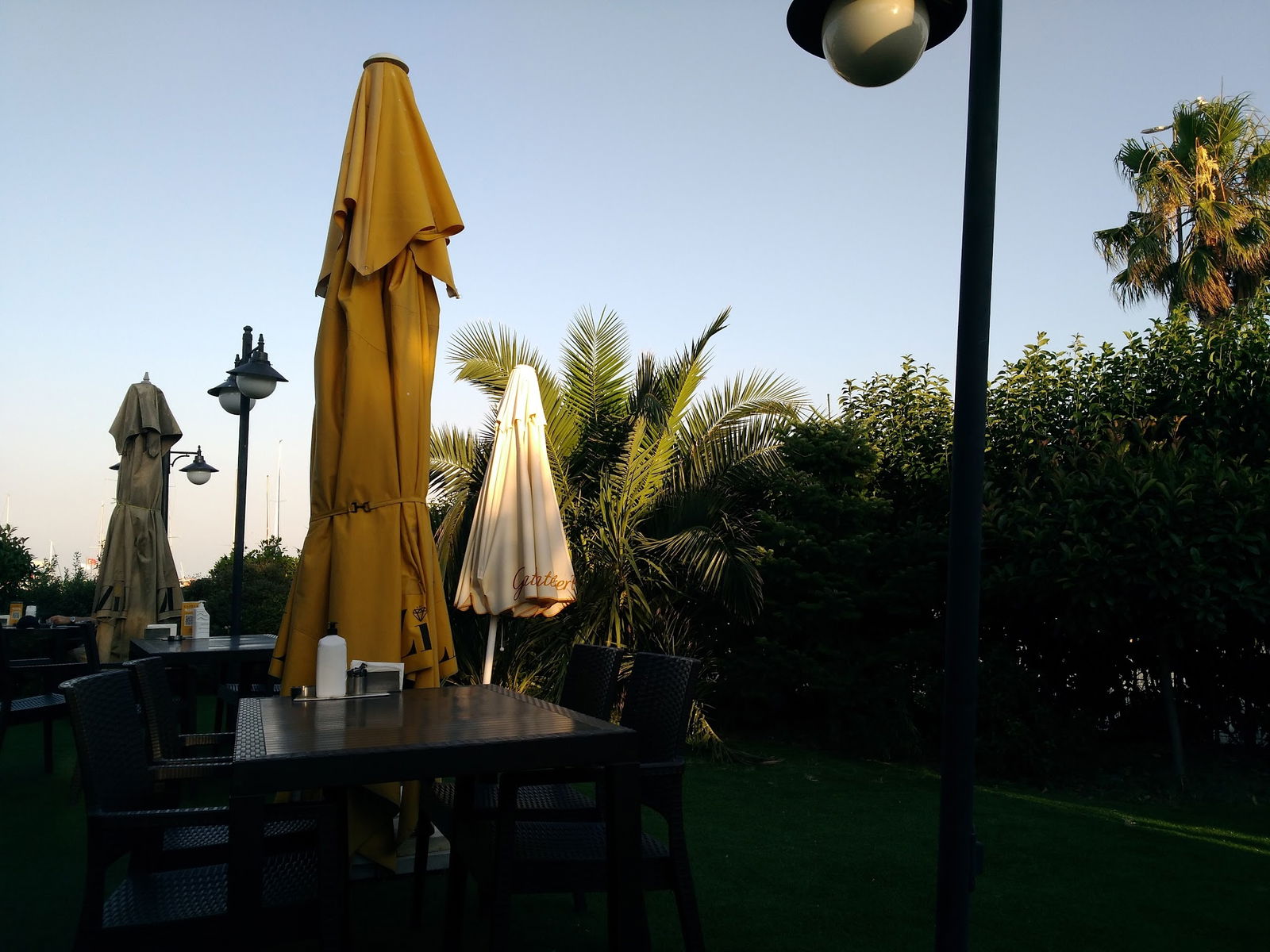 Lazilla Cafe & Restaurant