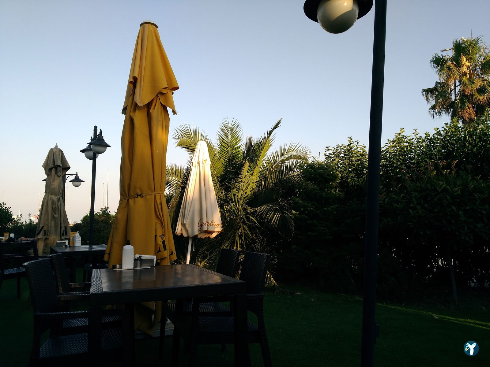 Lazilla Cafe & Restaurant