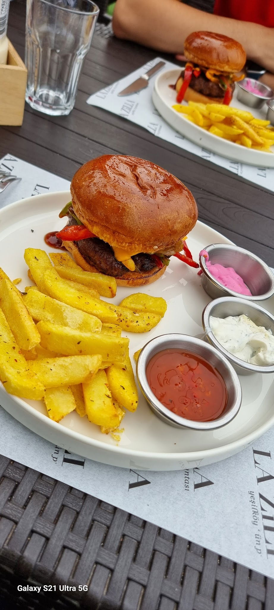 Lazilla Cafe & Restaurant