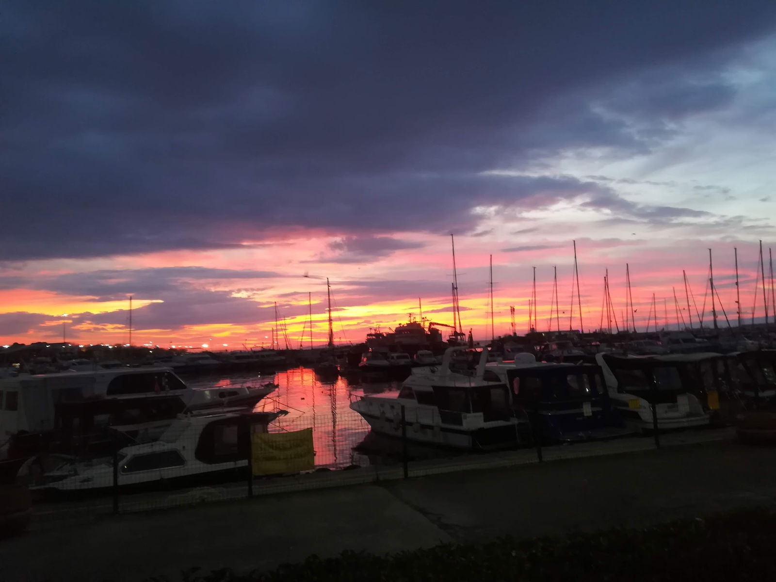 Lazilla Cafe & Restaurant