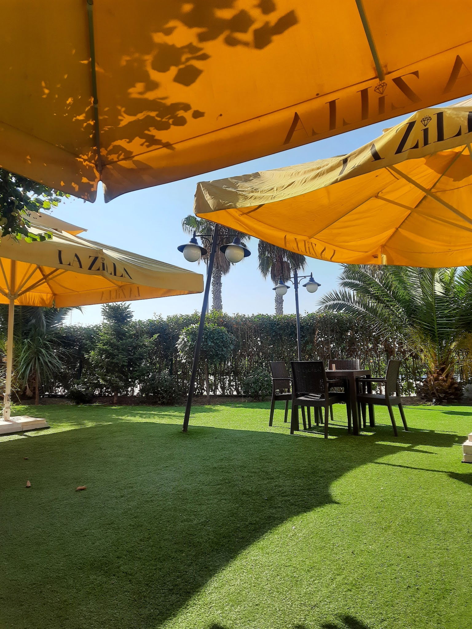 Lazilla Cafe & Restaurant