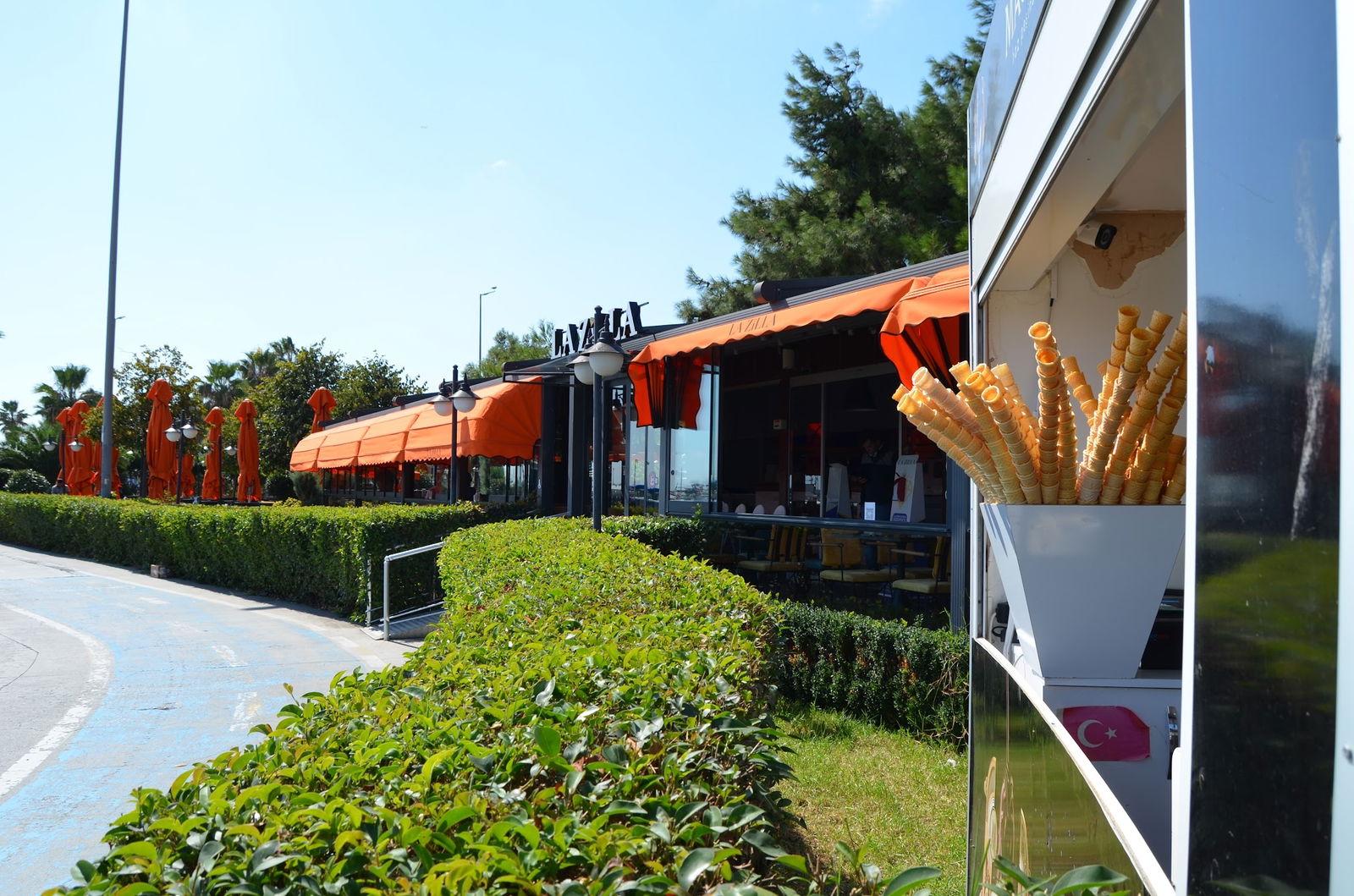 Lazilla Cafe & Restaurant