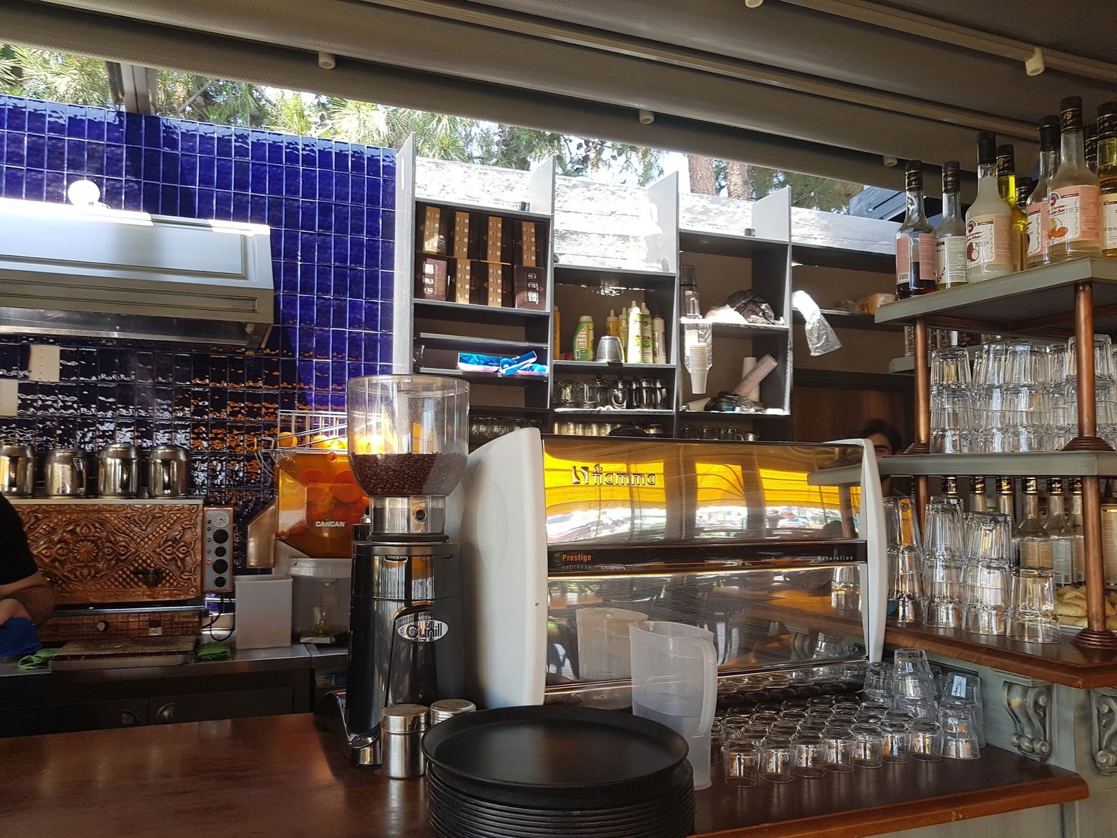 Lazilla Cafe & Restaurant