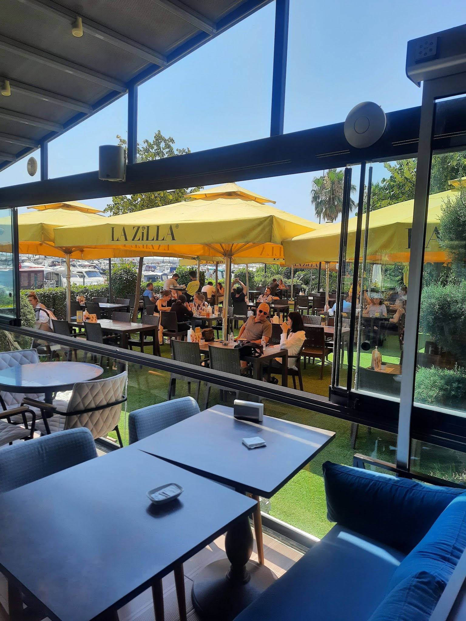 Lazilla Cafe & Restaurant