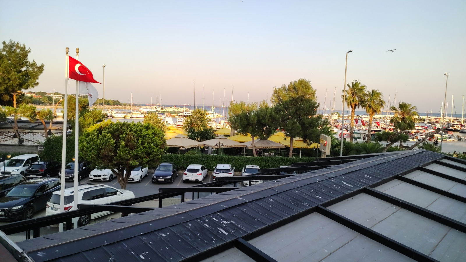 Lazilla Cafe & Restaurant