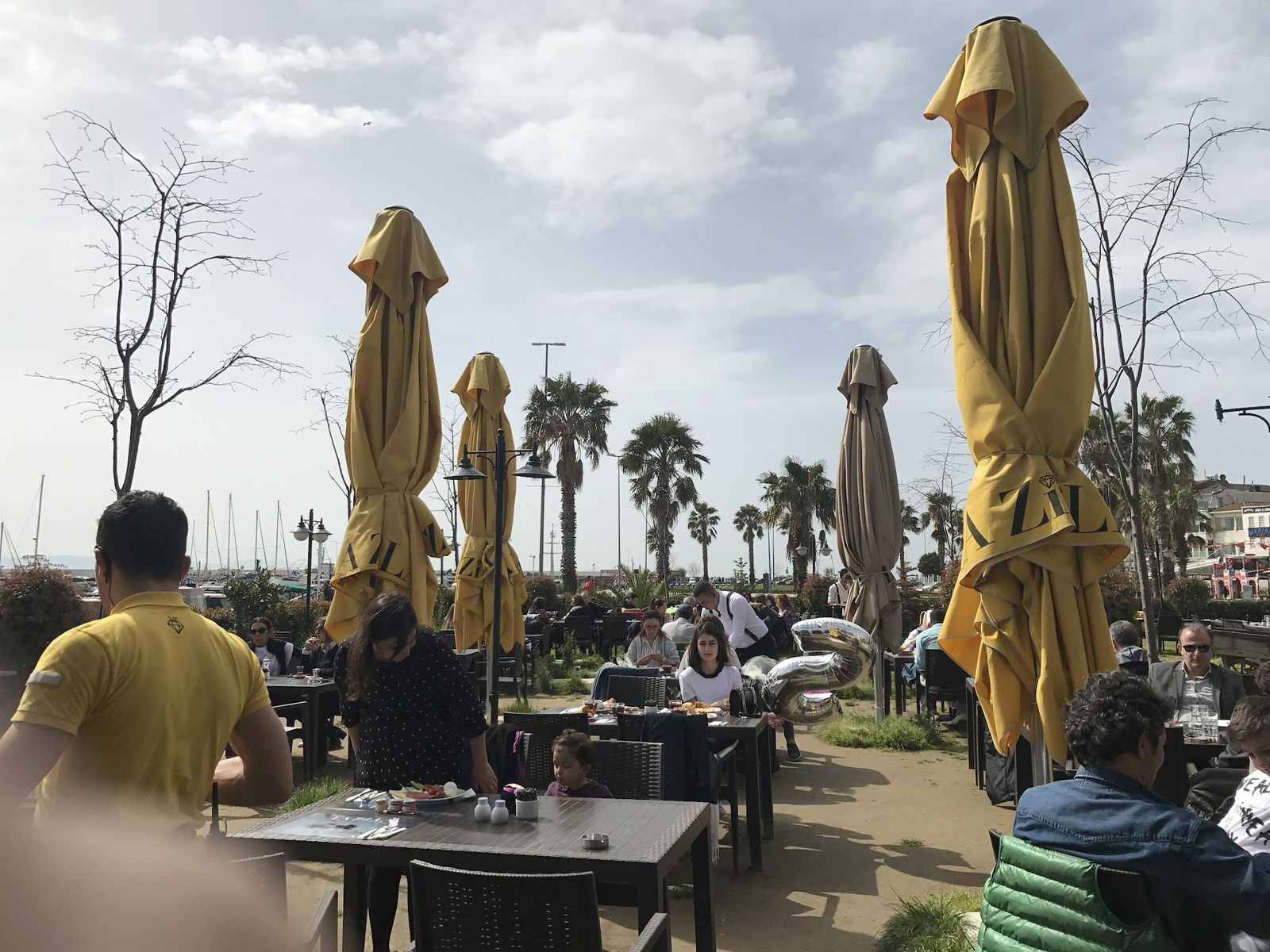 Lazilla Cafe & Restaurant