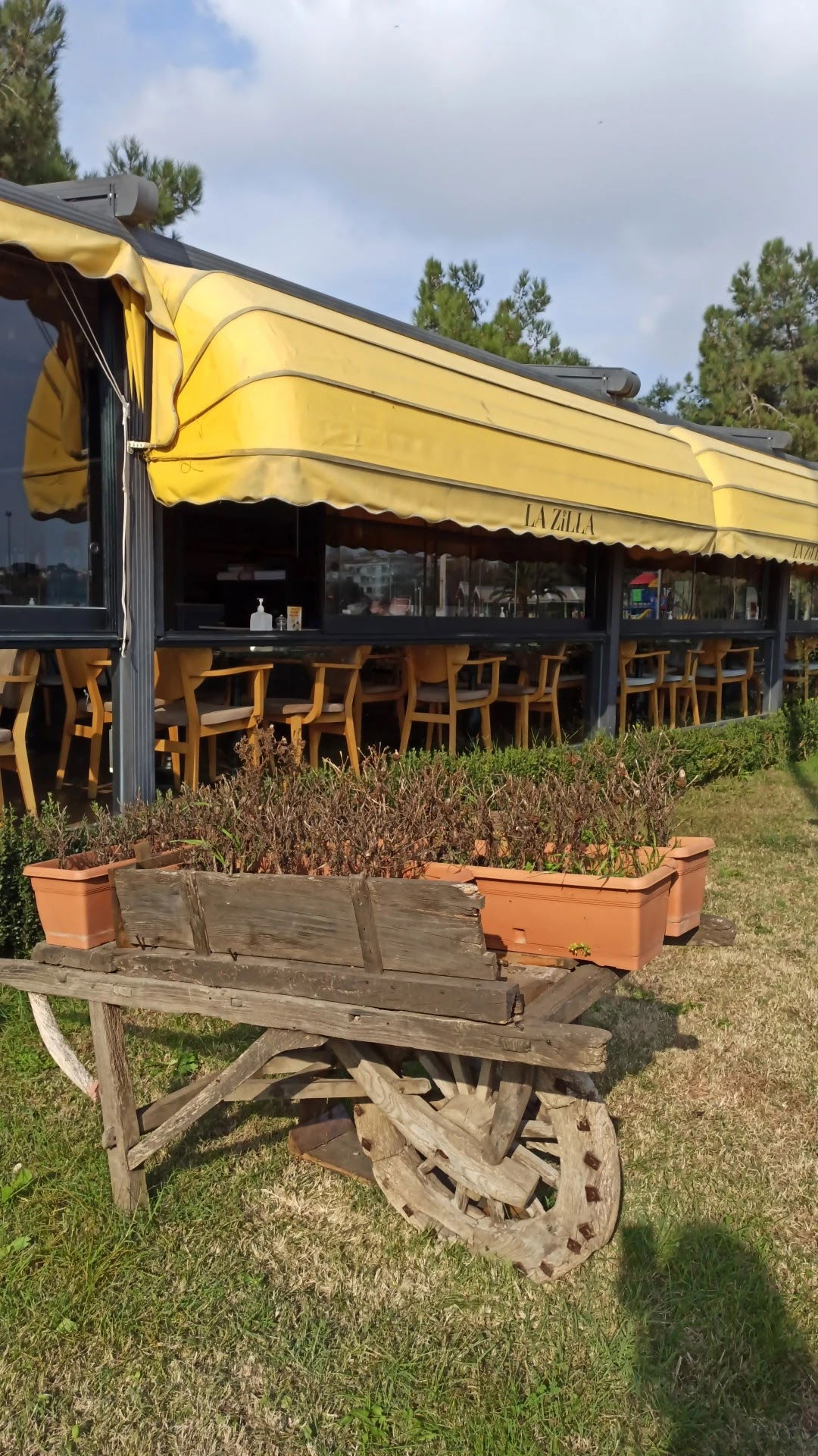 Lazilla Cafe & Restaurant