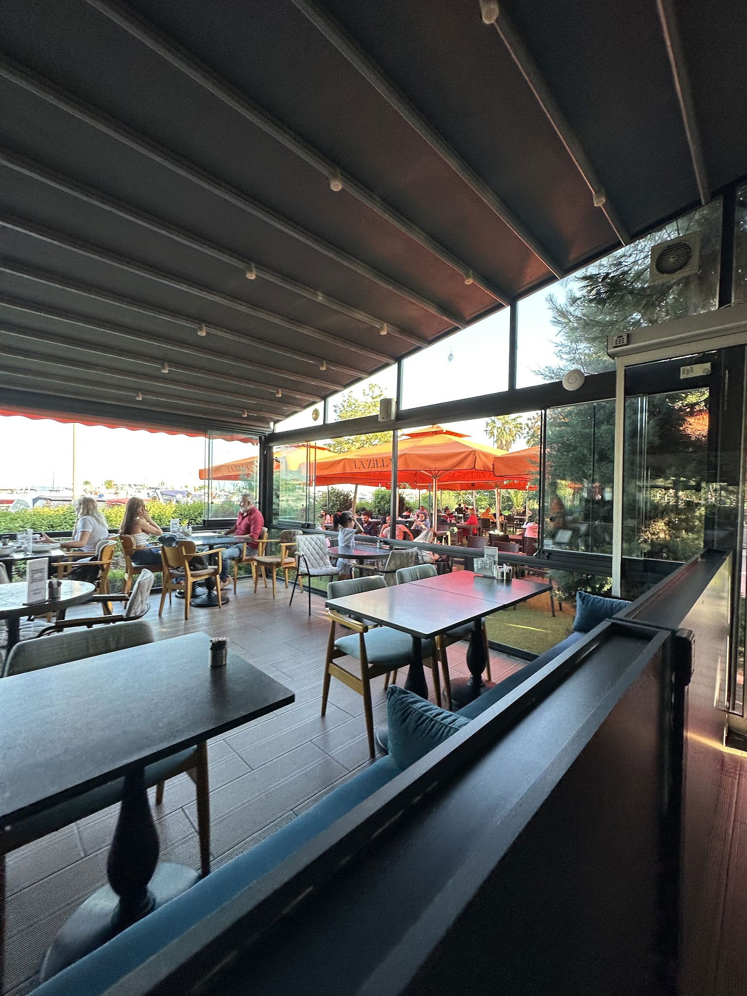 Lazilla Cafe & Restaurant