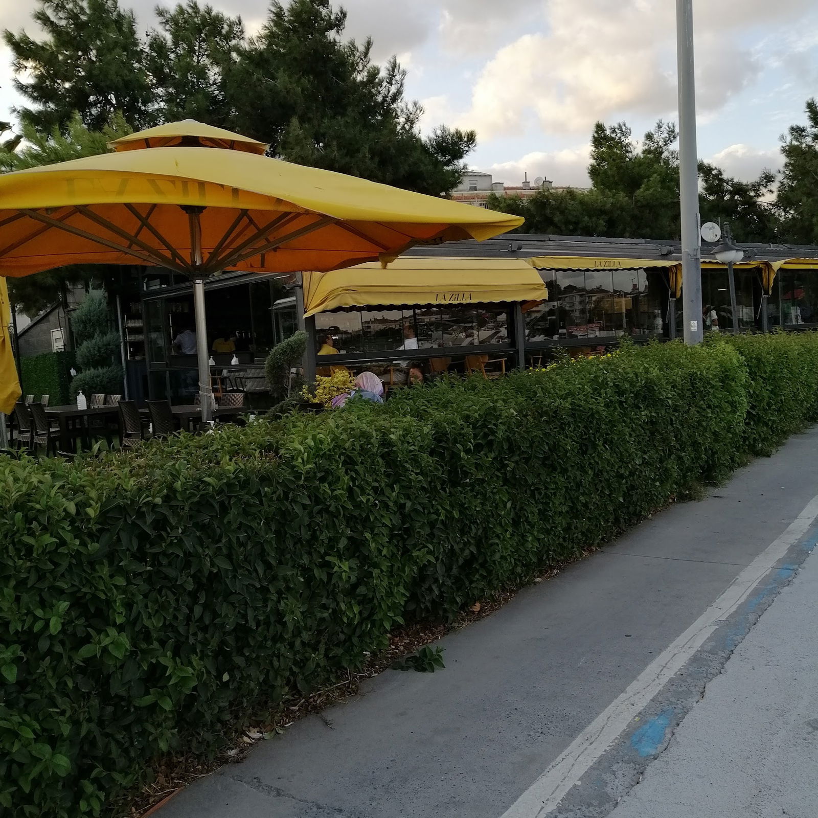 Lazilla Cafe & Restaurant