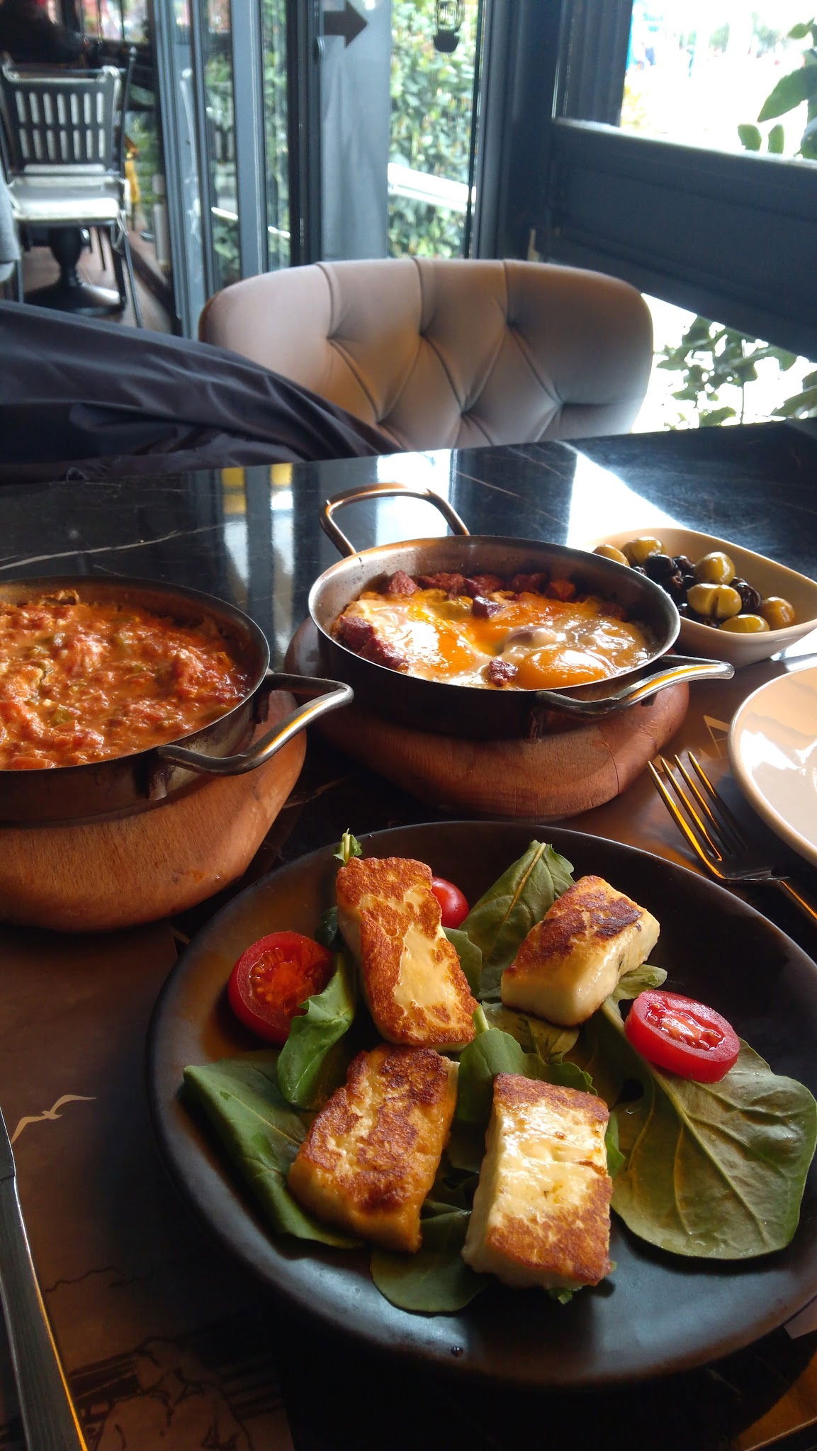 Lazilla Cafe & Restaurant