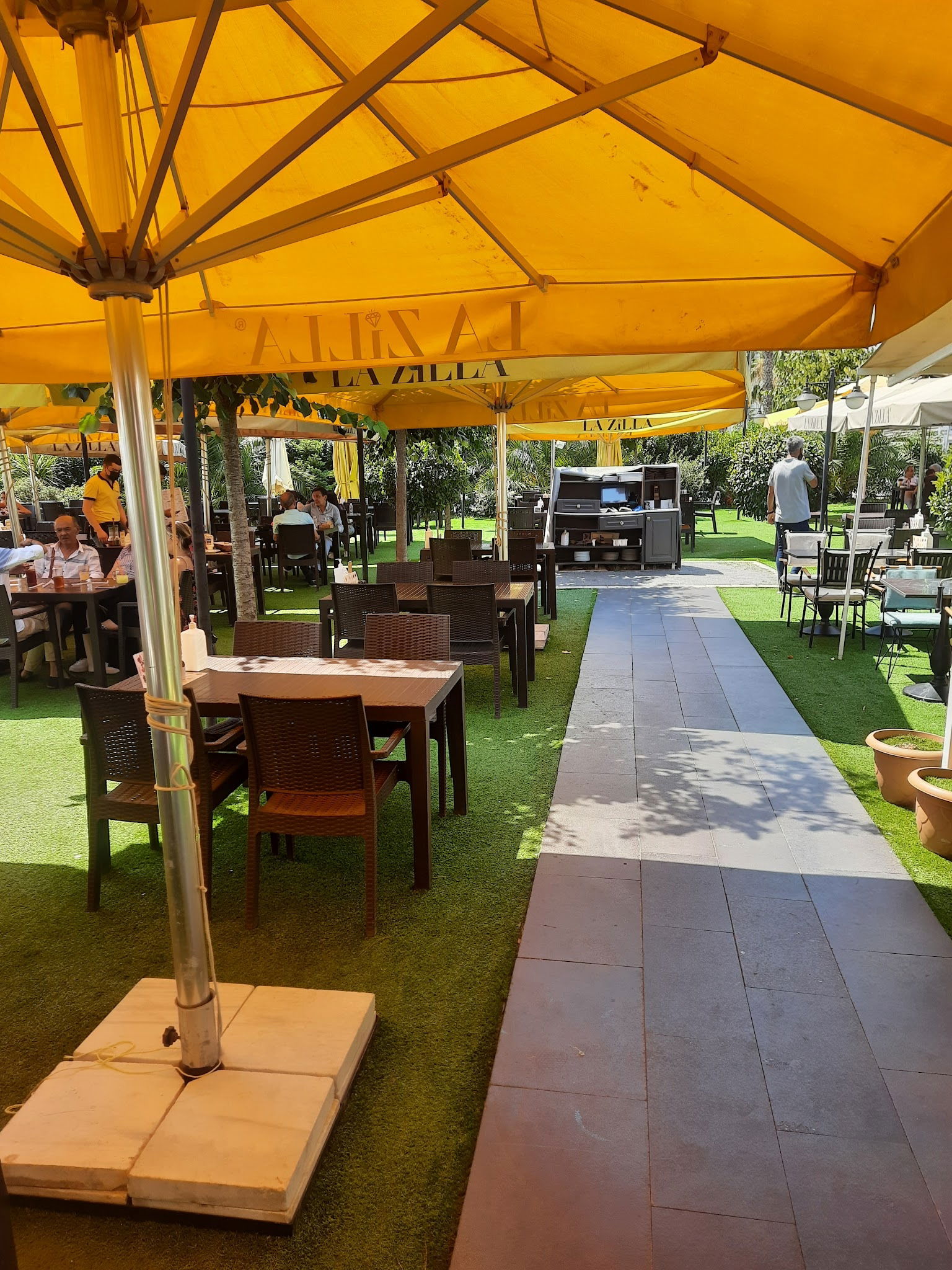 Lazilla Cafe & Restaurant