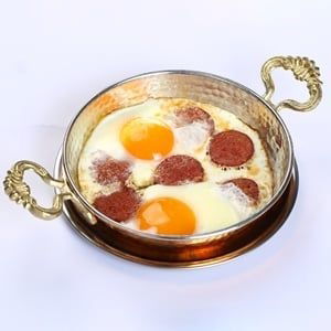 Sahanda Sucuklu Yumurta