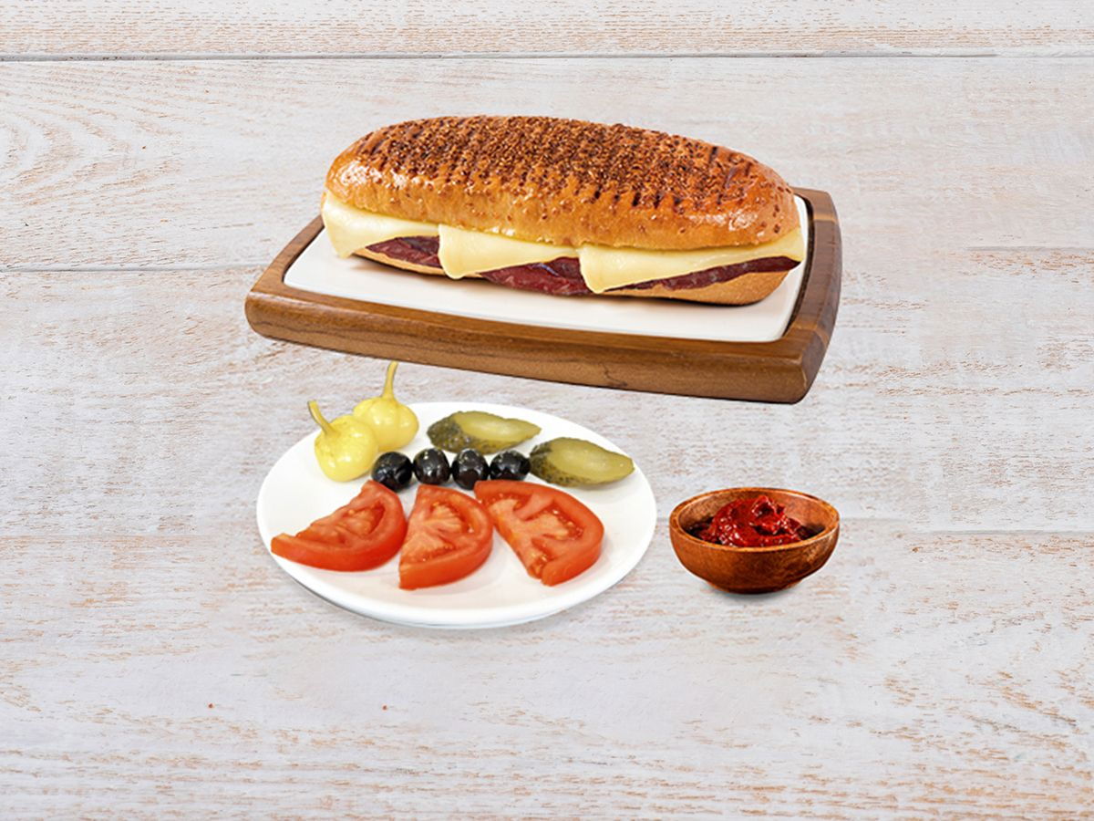 Köfteci Yusuf Pastırmalı Kaşarlı Tost