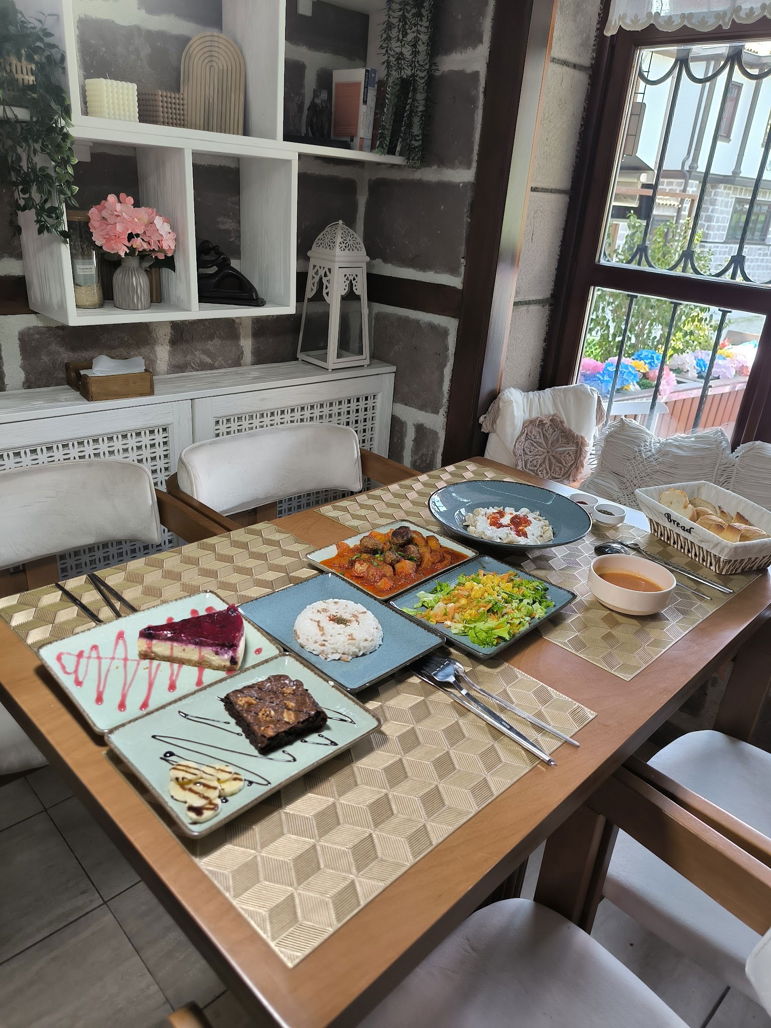 Gülümse Atölye & Cafe