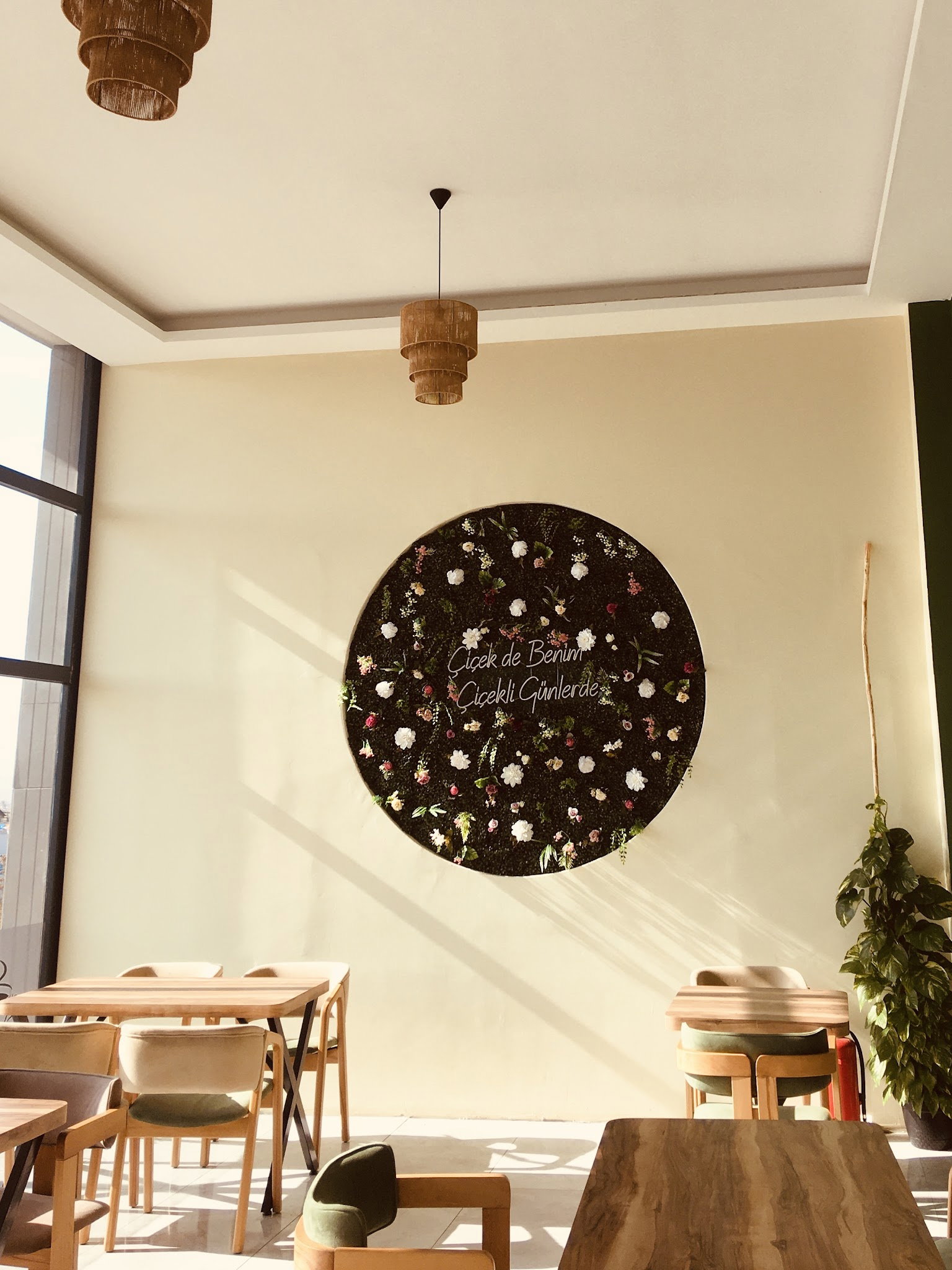 Yüs-Ra Coffee Bistro