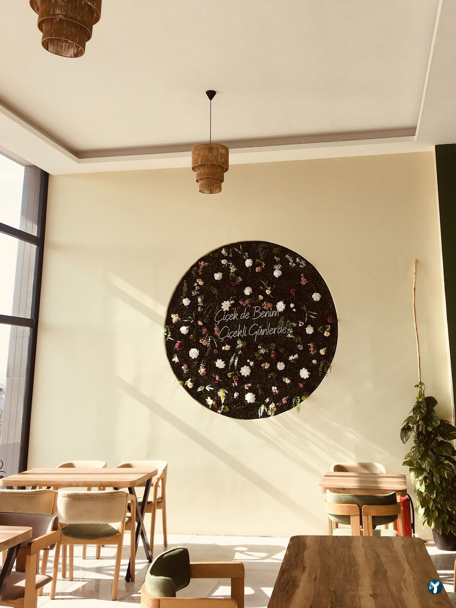 Yüs-Ra Coffee Bistro