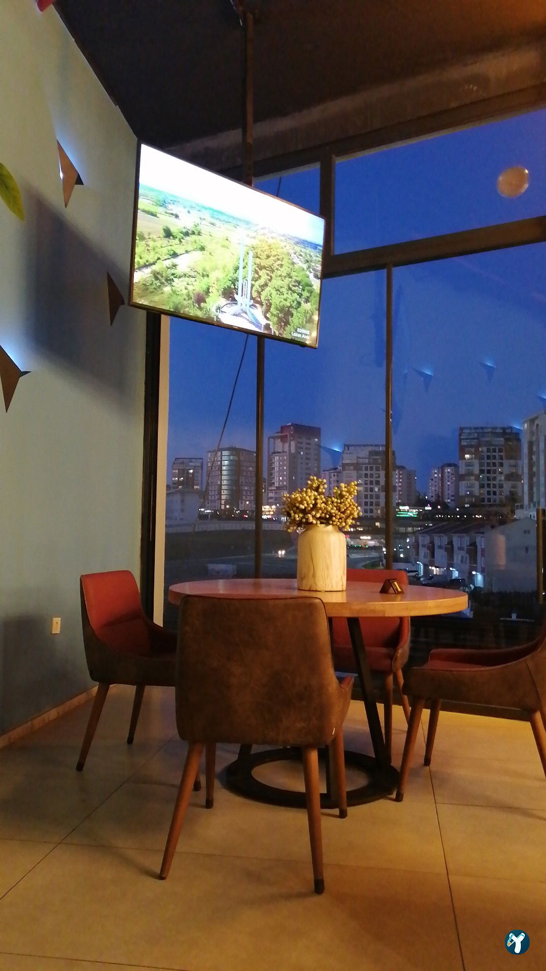 Queen Lounge