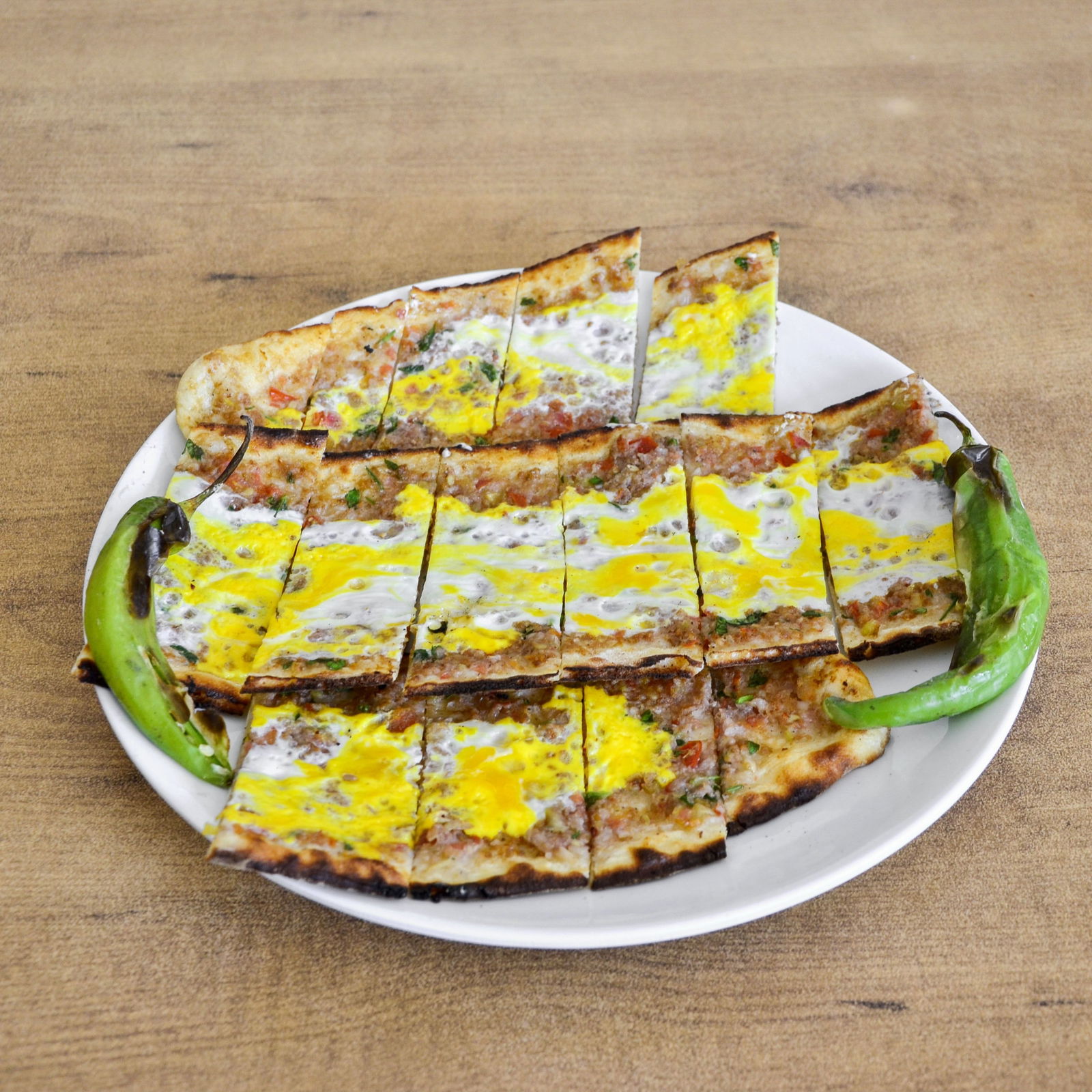 Kenarsız Kıymalı Yumurtalı Pide