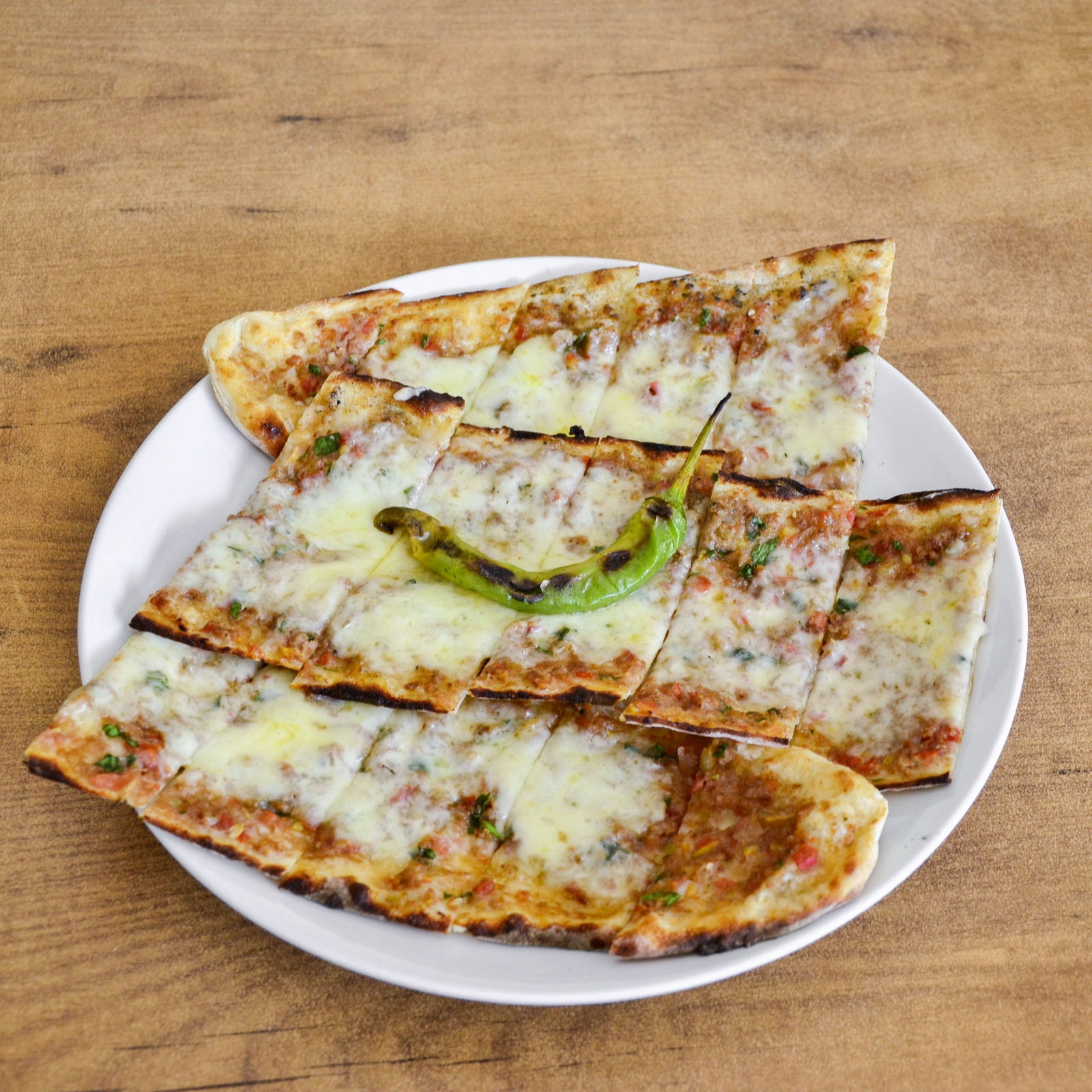 Kenarsız Kıymalı Kaşarlı Pide