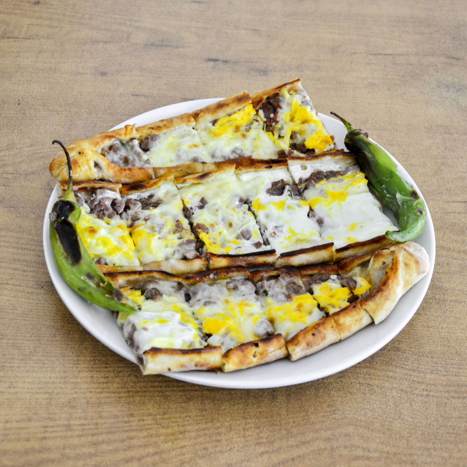 Kuşbaşılı Kaşarlı Yumurtalı Pide