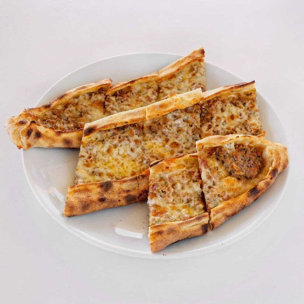 Kıymalı Kaşarlı Yumurtalı Pide