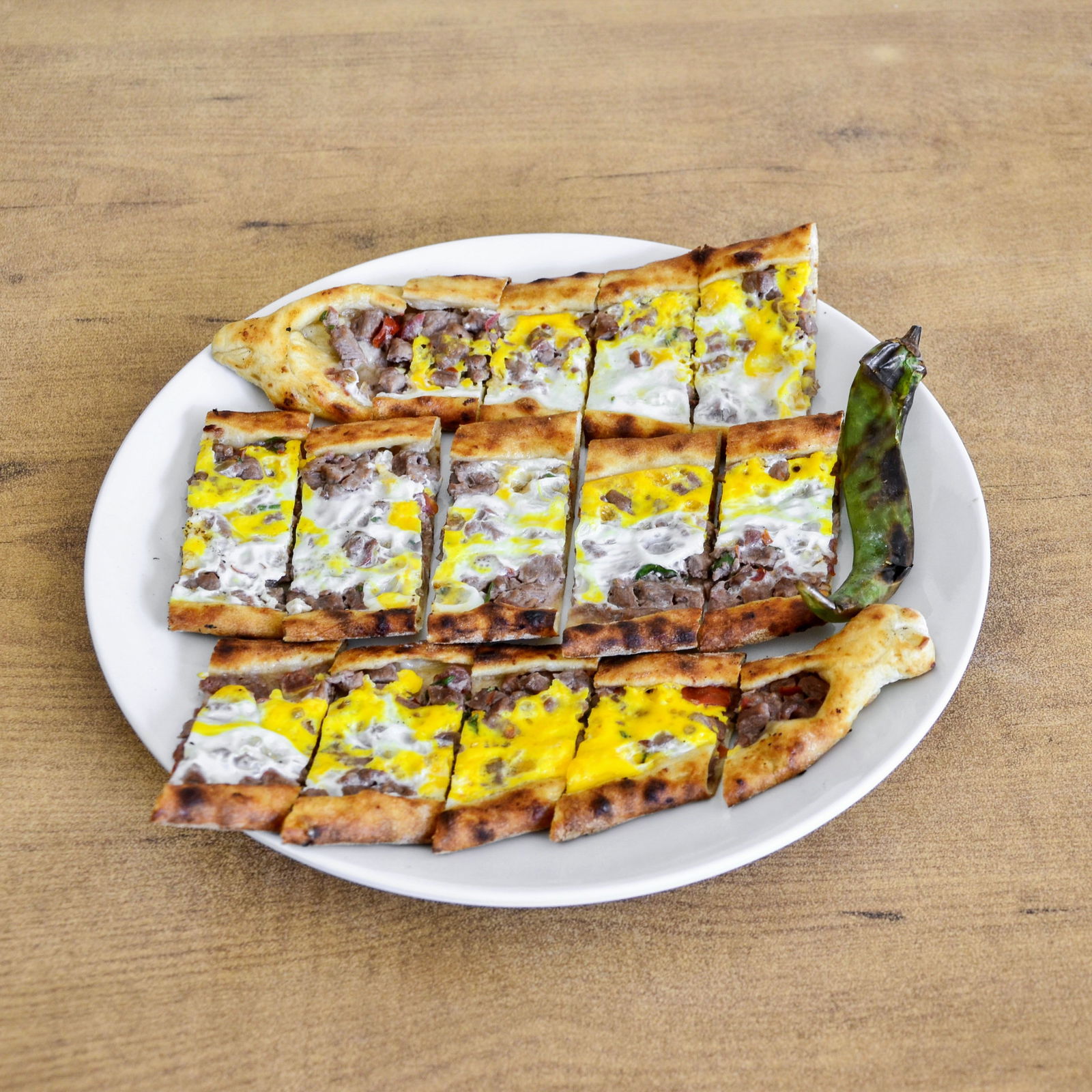 Kuşbaşılı Yumurtalı Pide