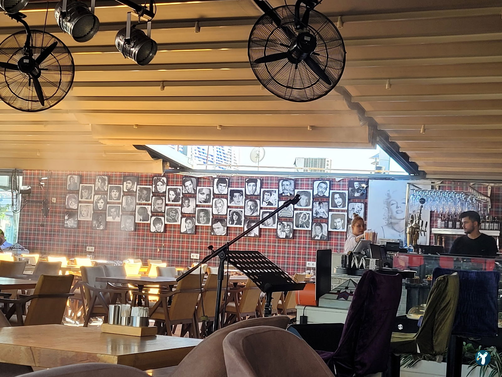 Flz Cafe & Restaurant