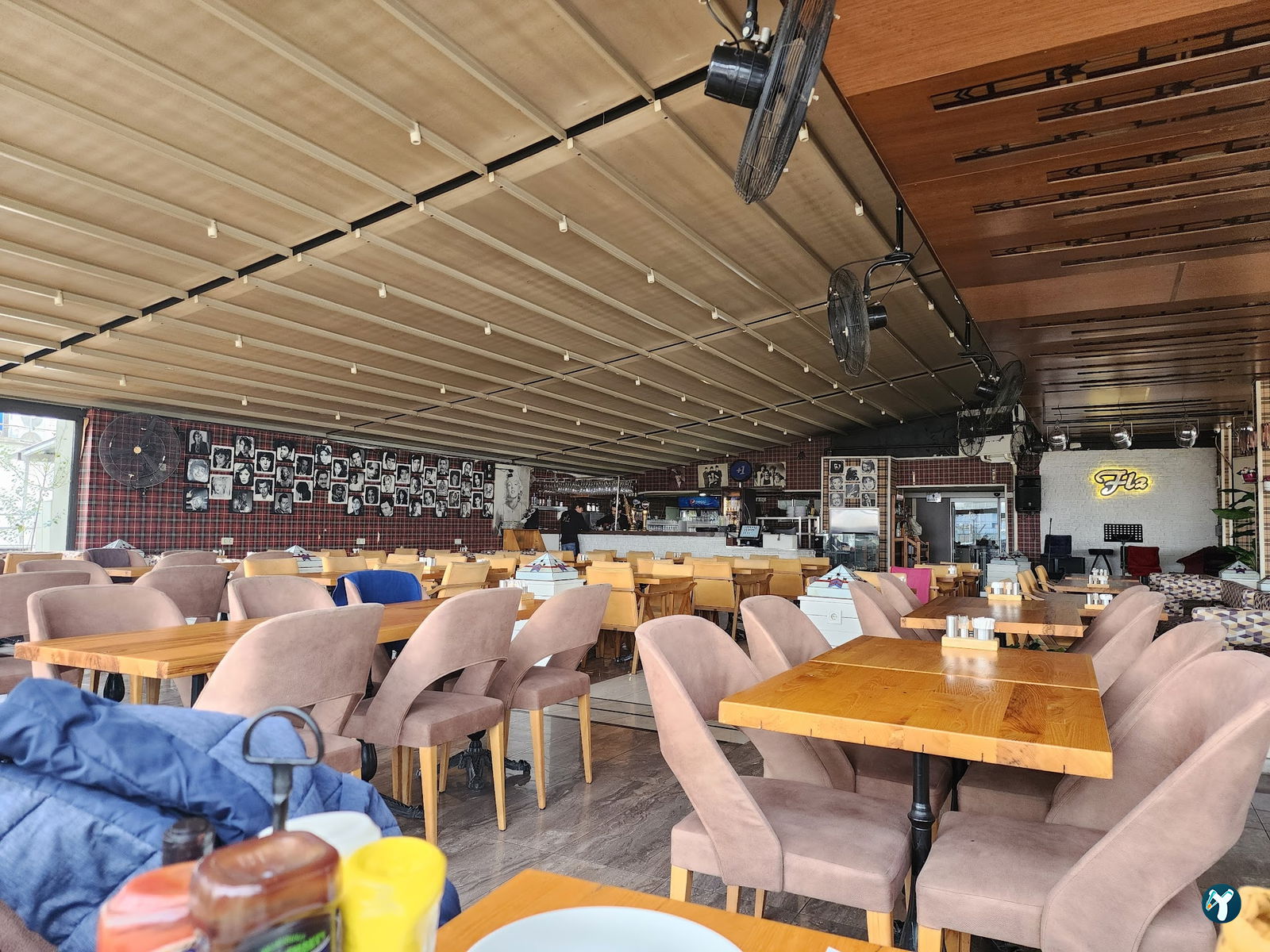 Flz Cafe & Restaurant