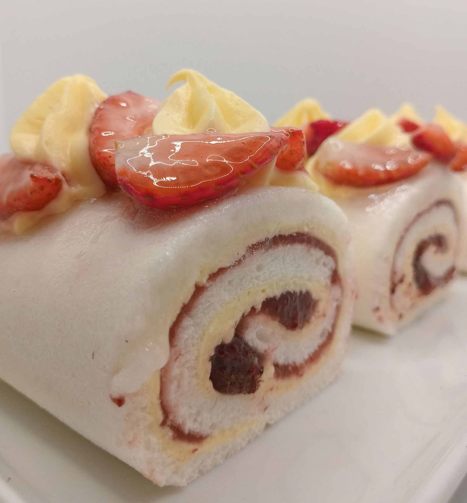 Çilekli White Sponge Rulo