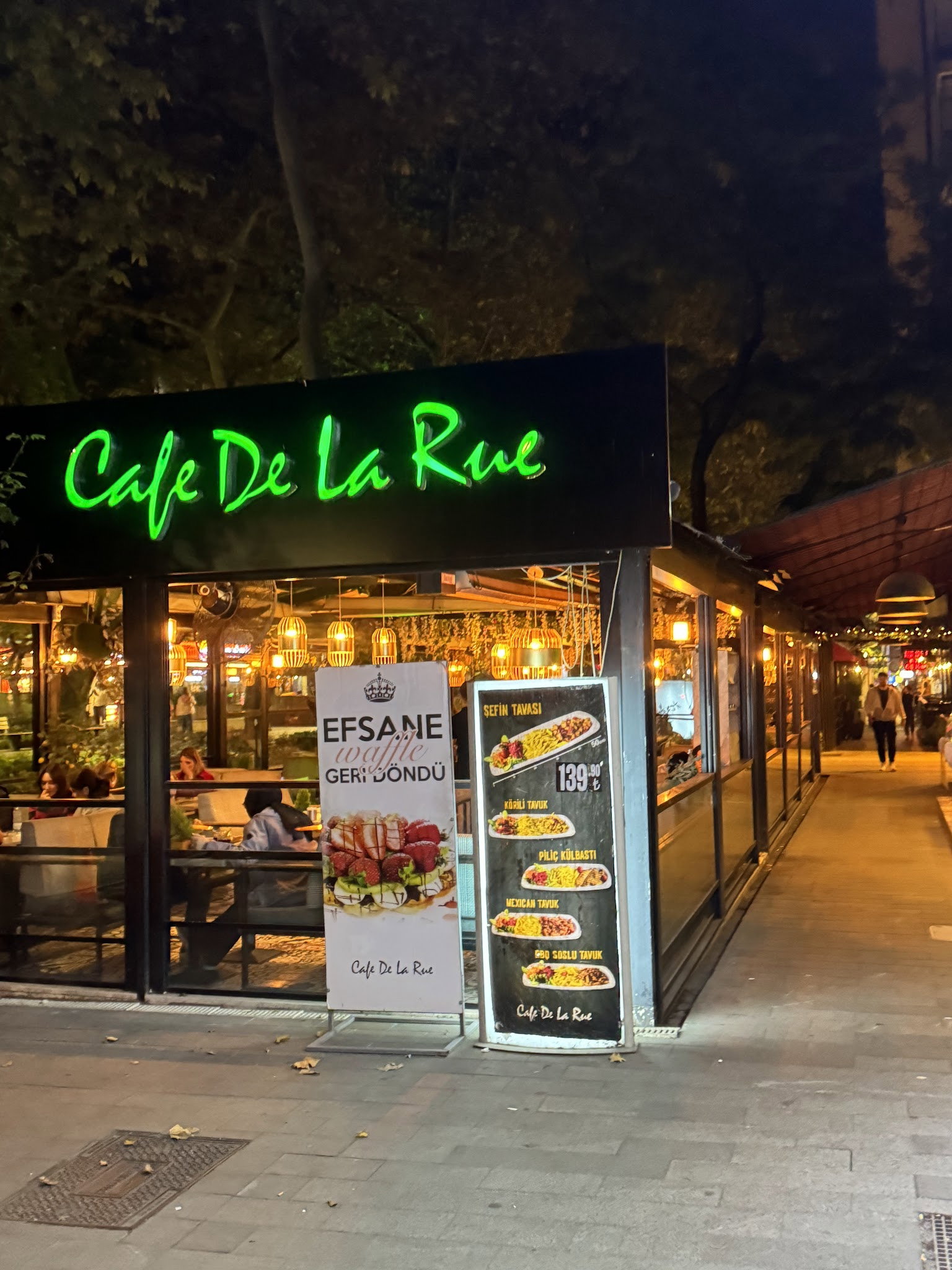 Cafe De La Rue