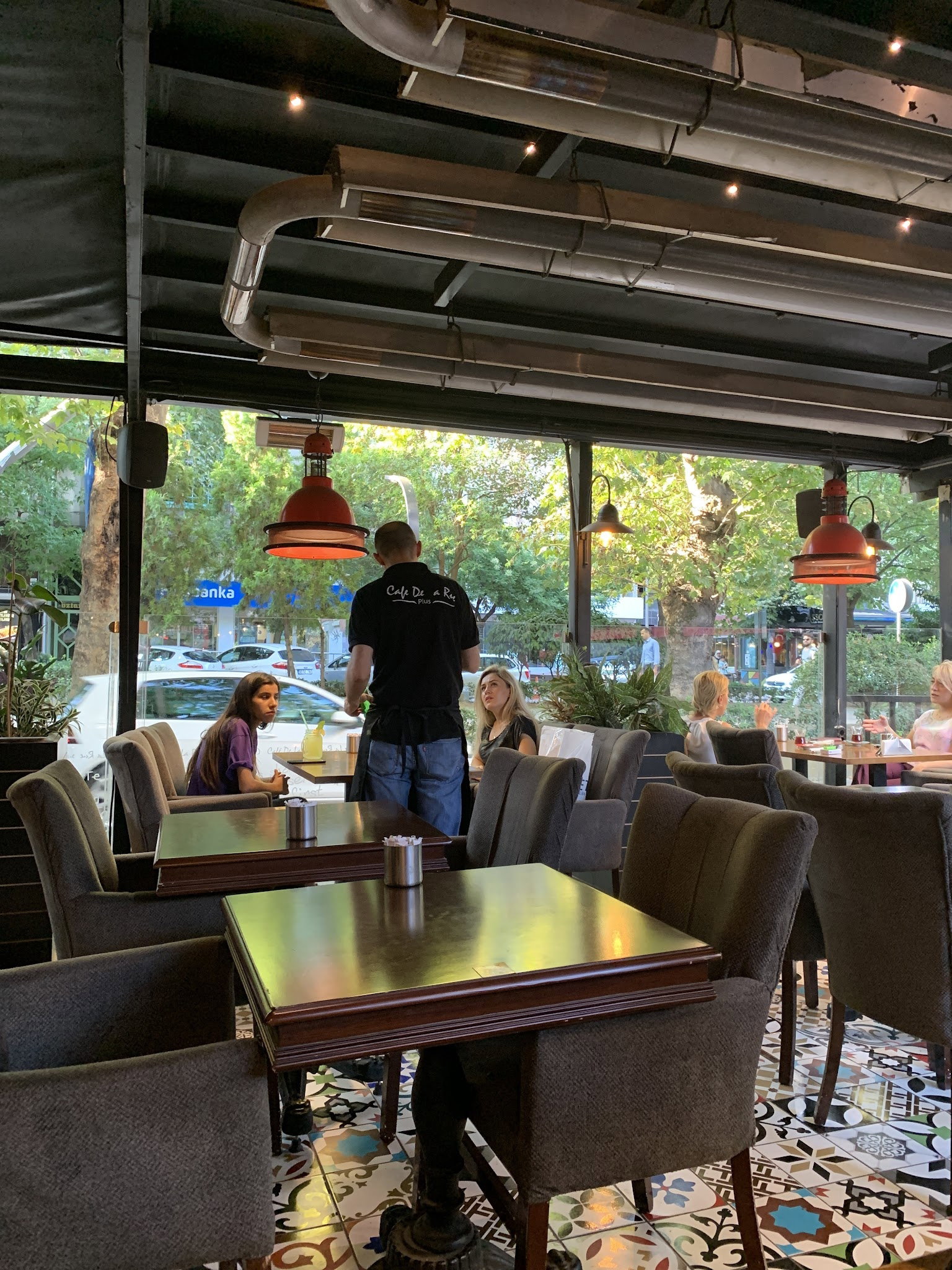 Cafe De La Rue