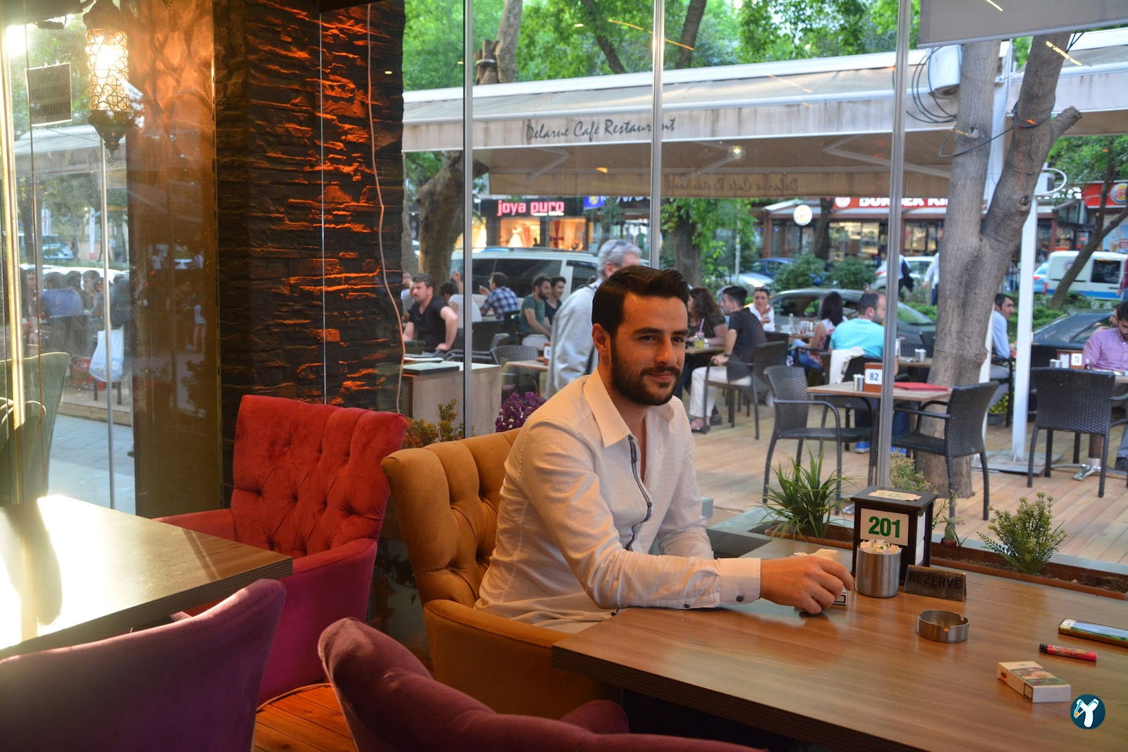 Cafe De La Rue