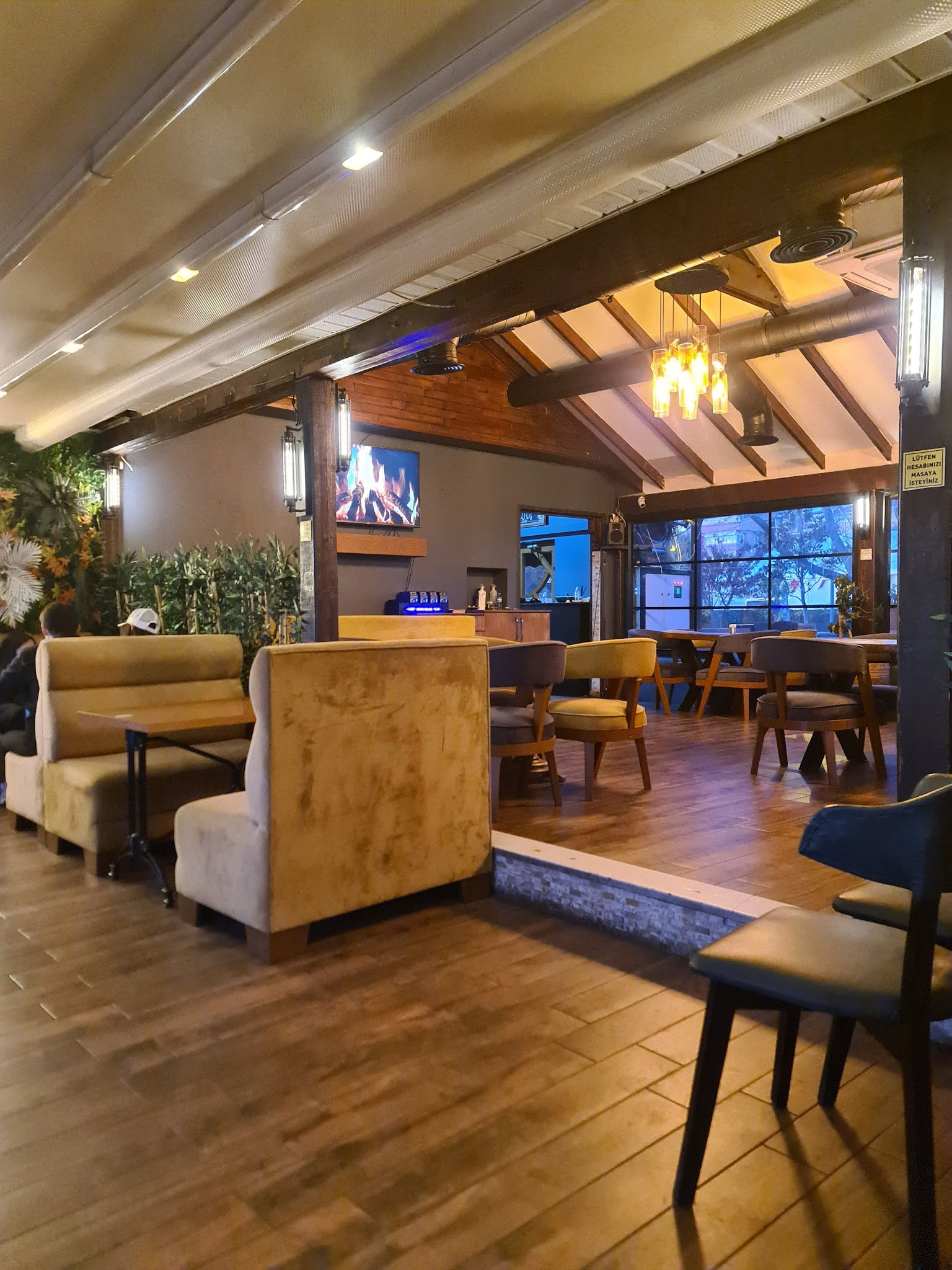 Loja Cafe & Restaurant