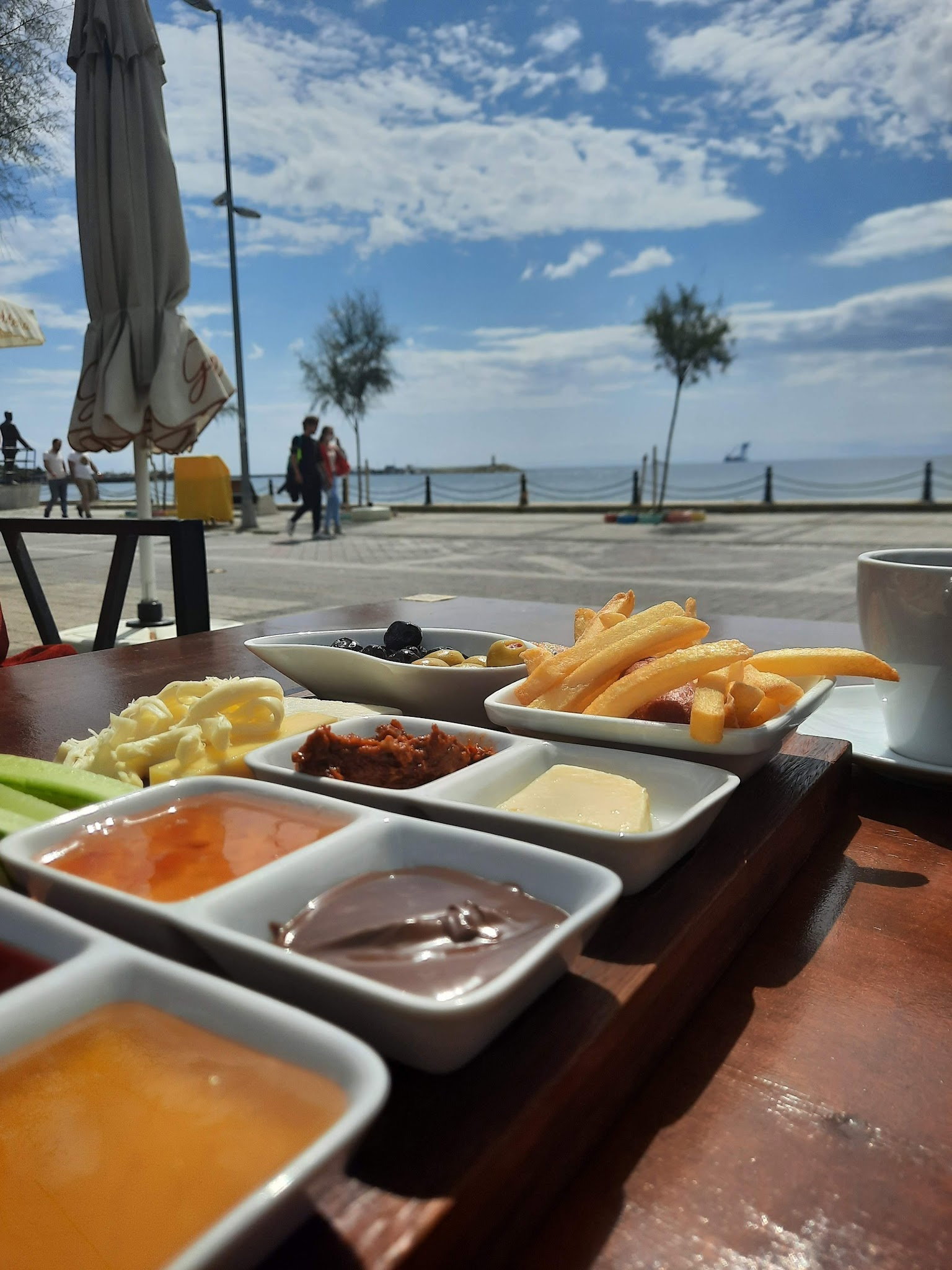 Loja Cafe & Restaurant