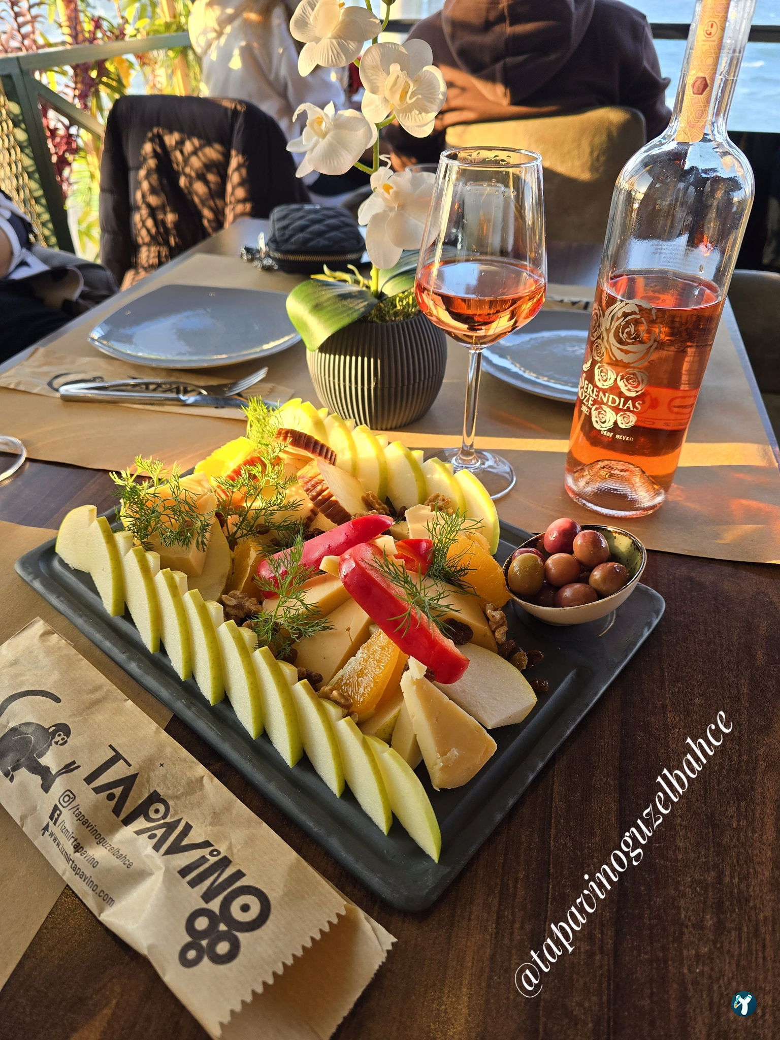 Tapavino Cafe & Restoran Güzelbahçe