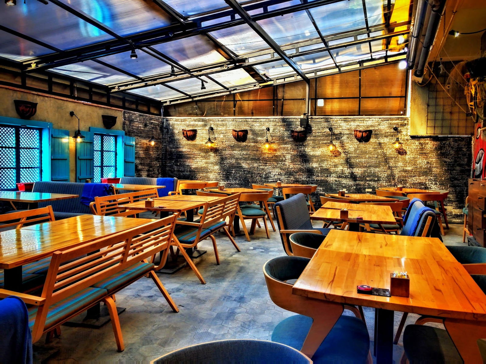 Dolphin Drinking Cafe