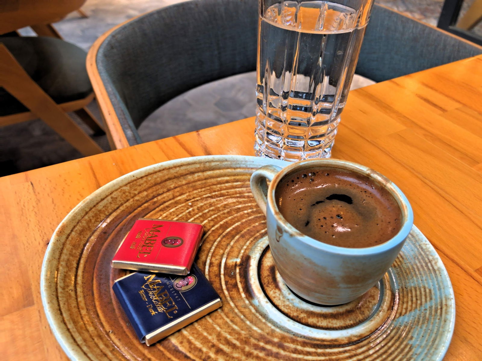 Dolphin Drinking Cafe