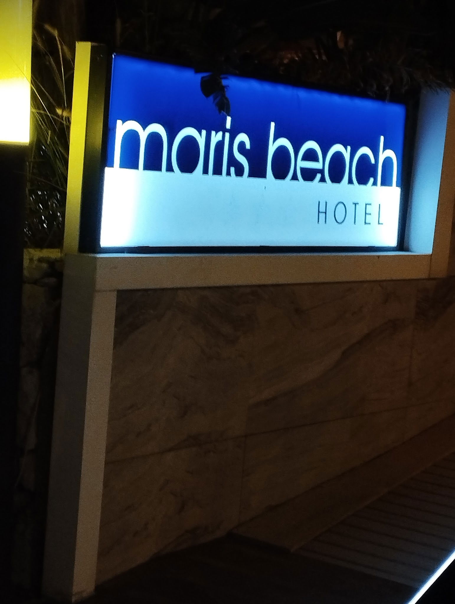 Maris Beach Restaurant & Bar