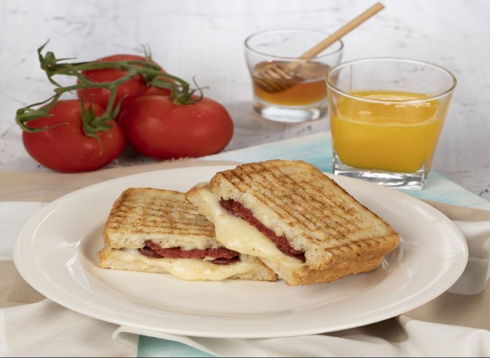 Çift Kaşarlı Sucuklu Tost