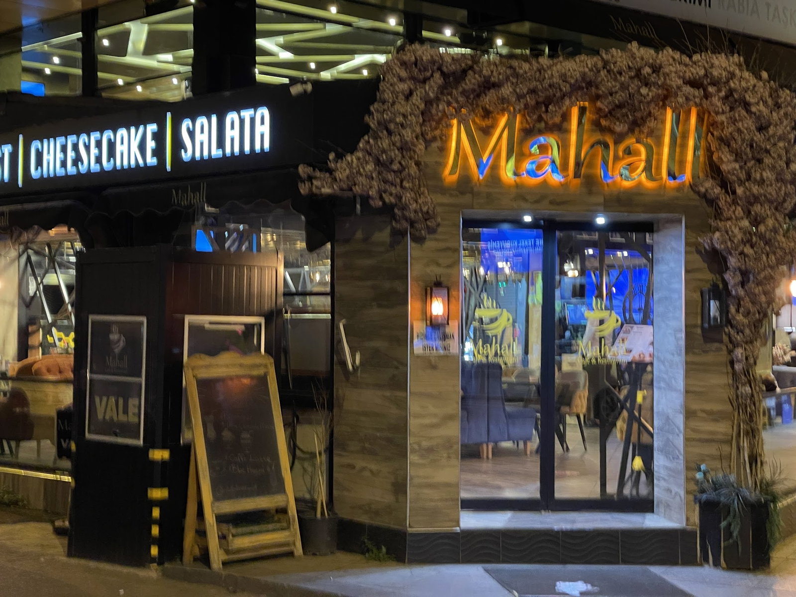 Mahall Cafe & Restaurant